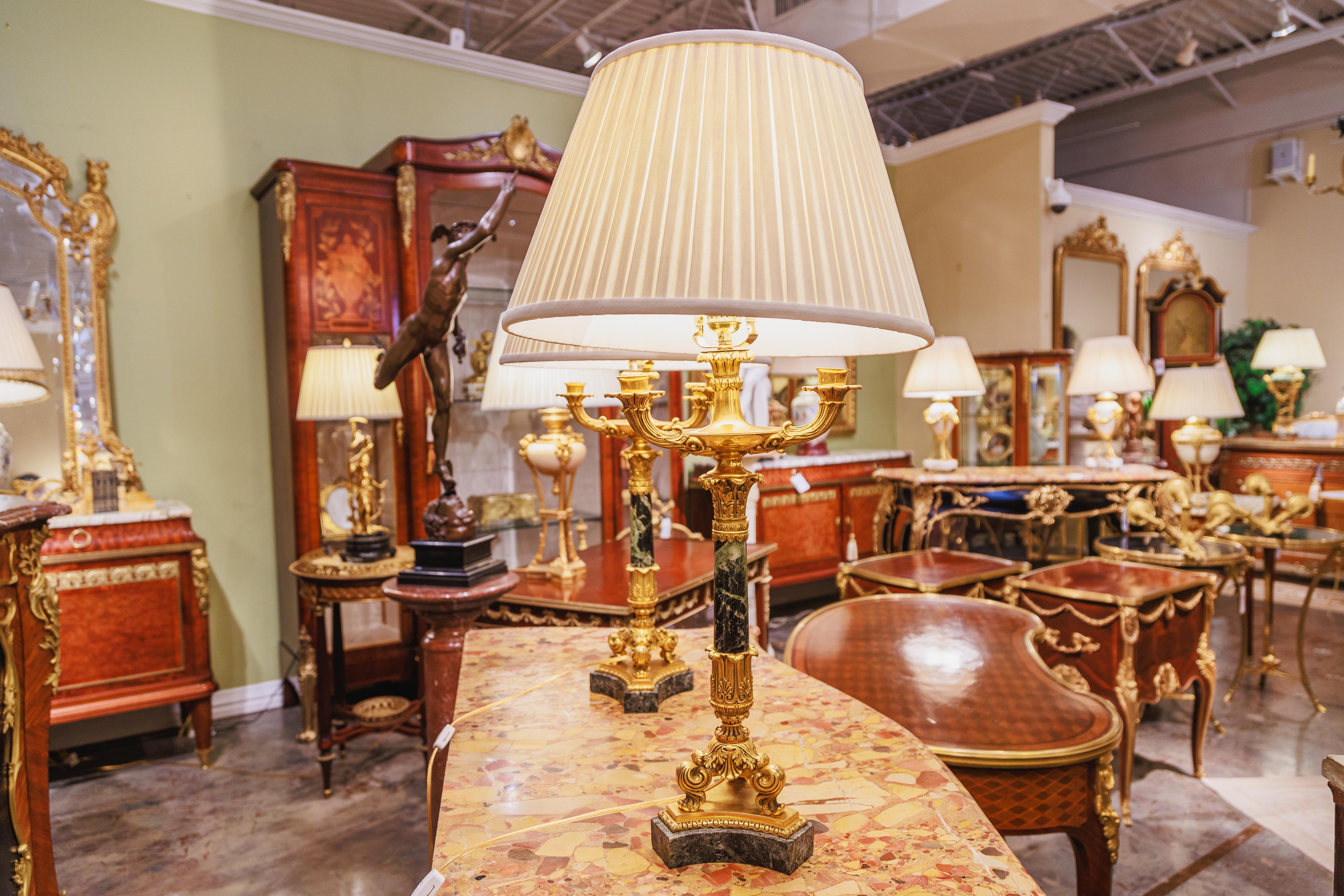 Un fino par de candelabros de bronce dorado y mármol de Charles X Francés en venta