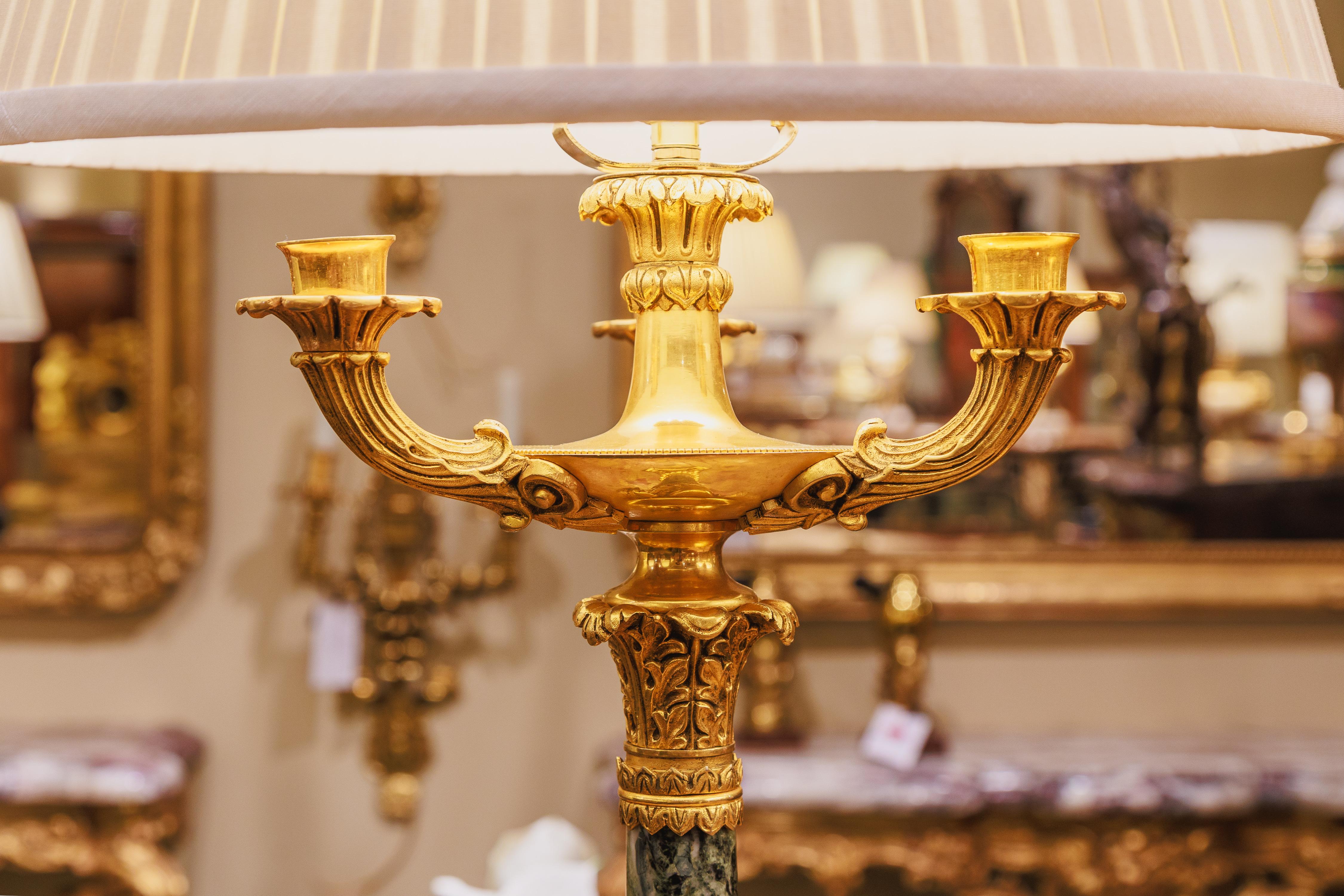 Un fino par de candelabros de bronce dorado y mármol de Charles X Dorado en venta