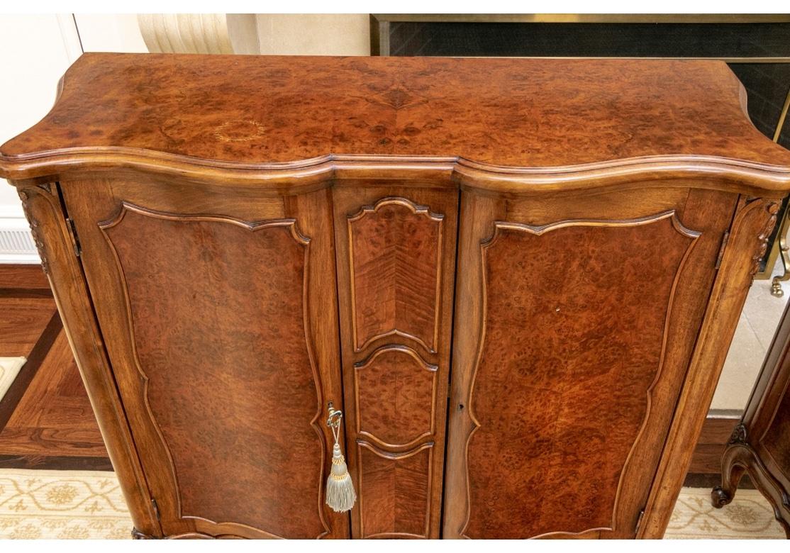 Feines Paar Classic French Style Figured Wood Furnier Schränke (Geschnitzt) im Angebot