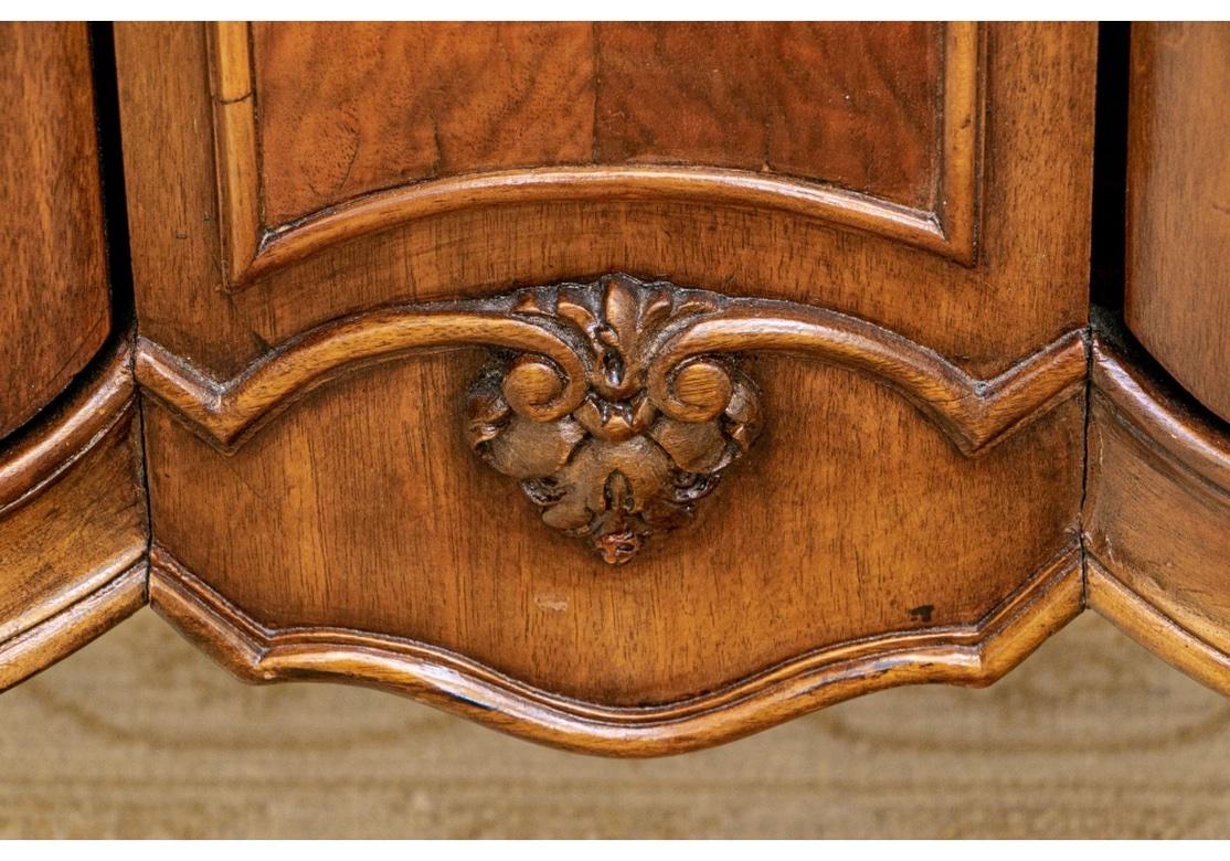 Feines Paar Classic French Style Figured Wood Furnier Schränke (Holz) im Angebot