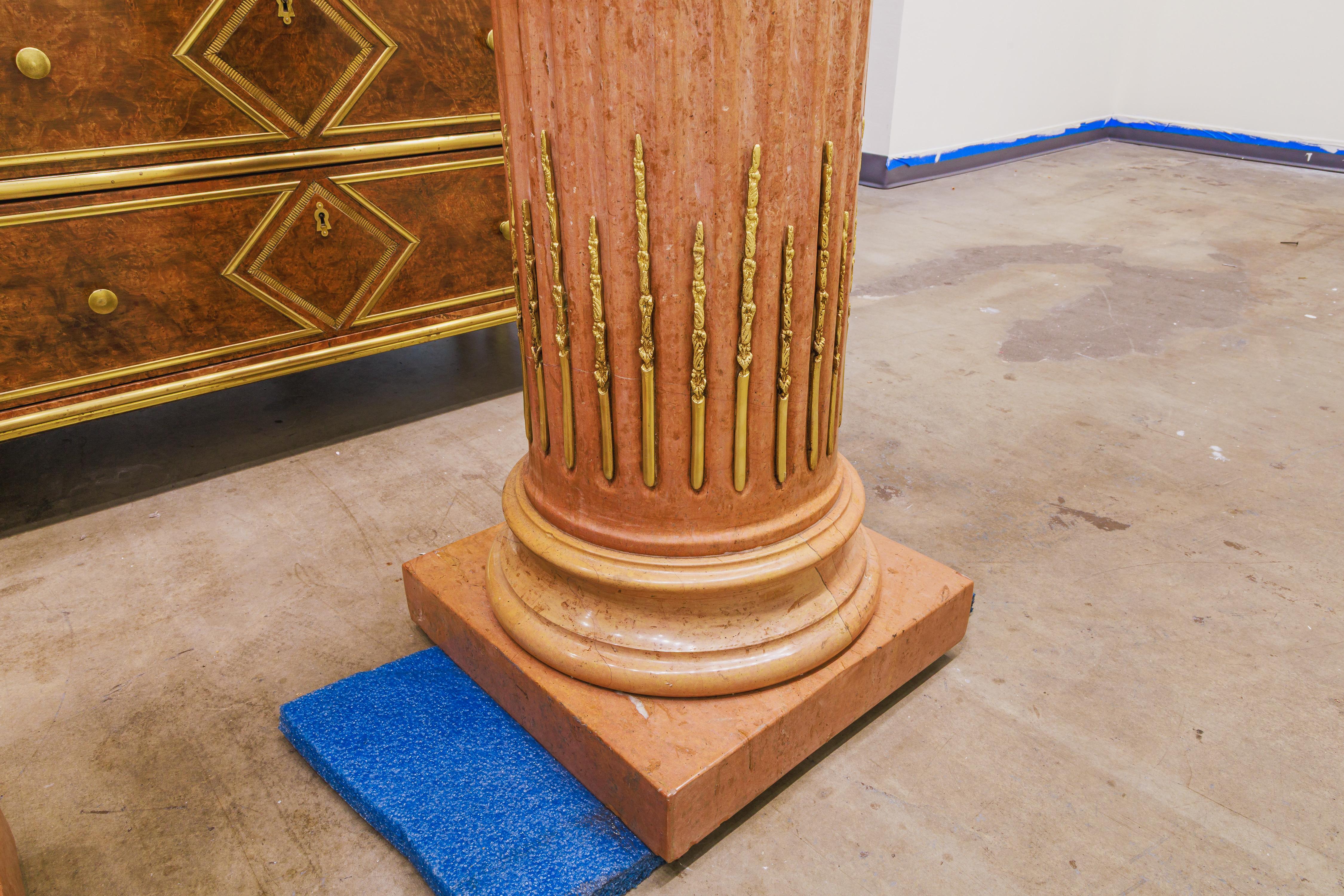 Paire de colonnes italiennes en marbre avec montures en bronze doré