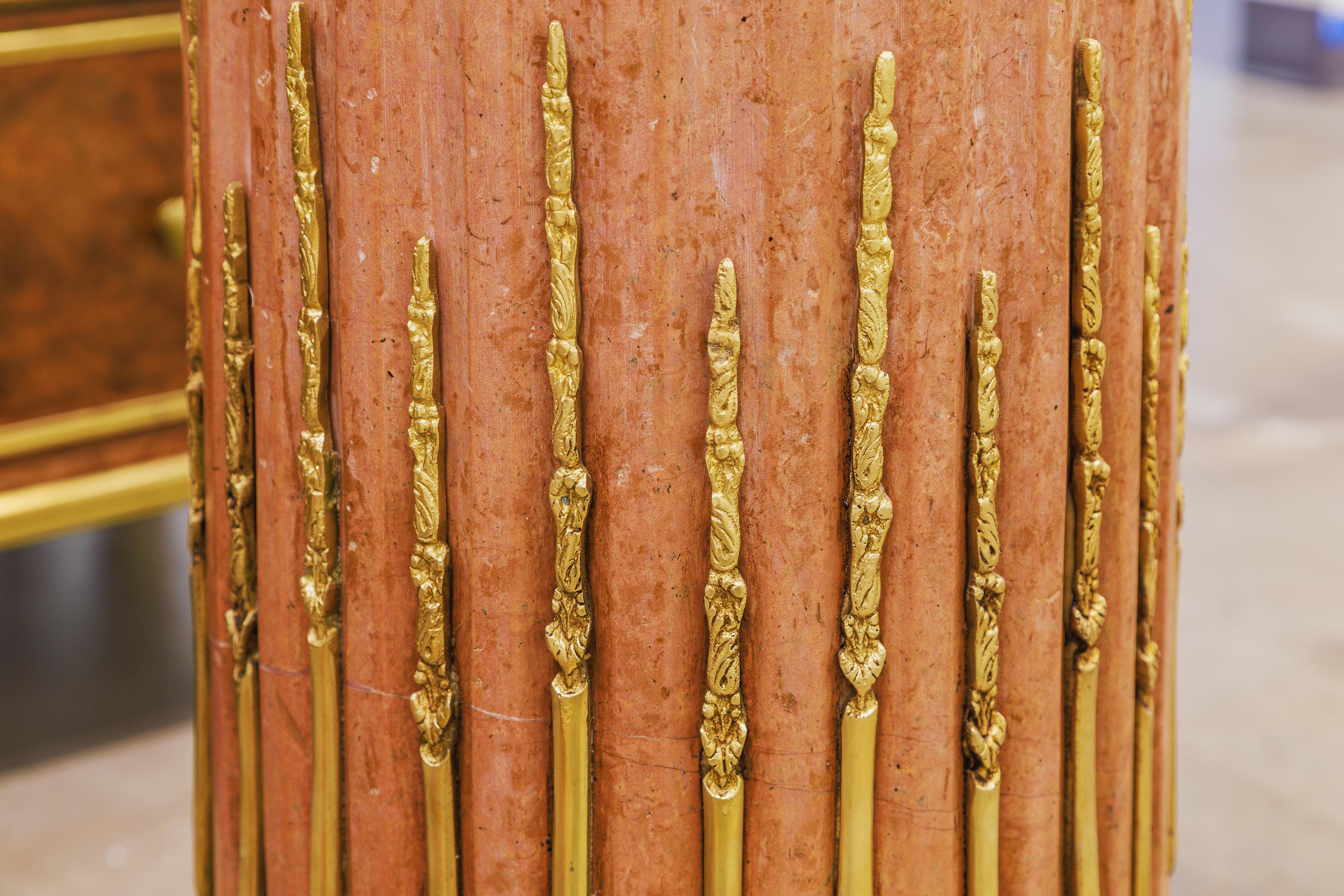 Romain classique Paire de colonnes classiques en marbre avec montures en bronze doré en vente