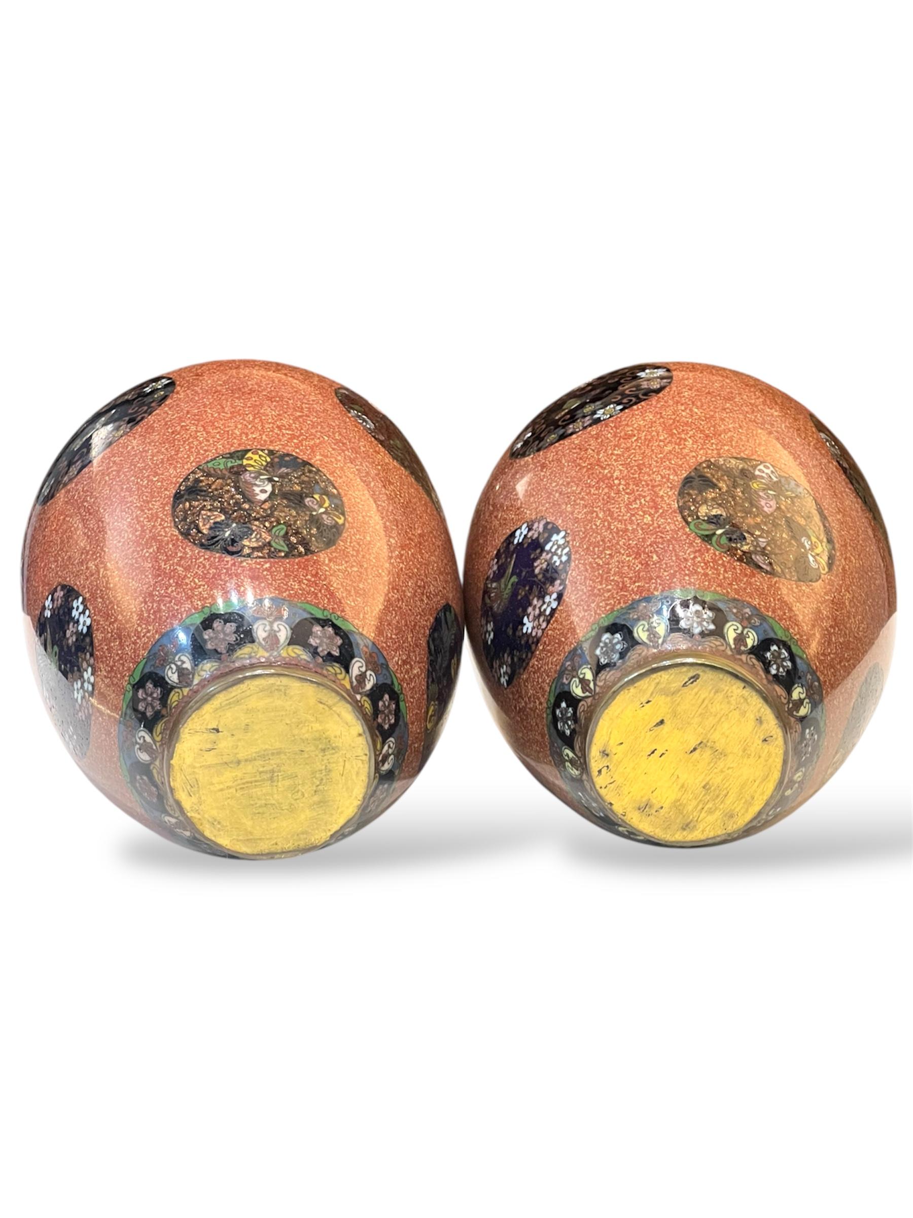 Una bella coppia di vasi di cannella cloisonné attribuiti a Honda Yasaburo. Epoca Meiji in vendita 3