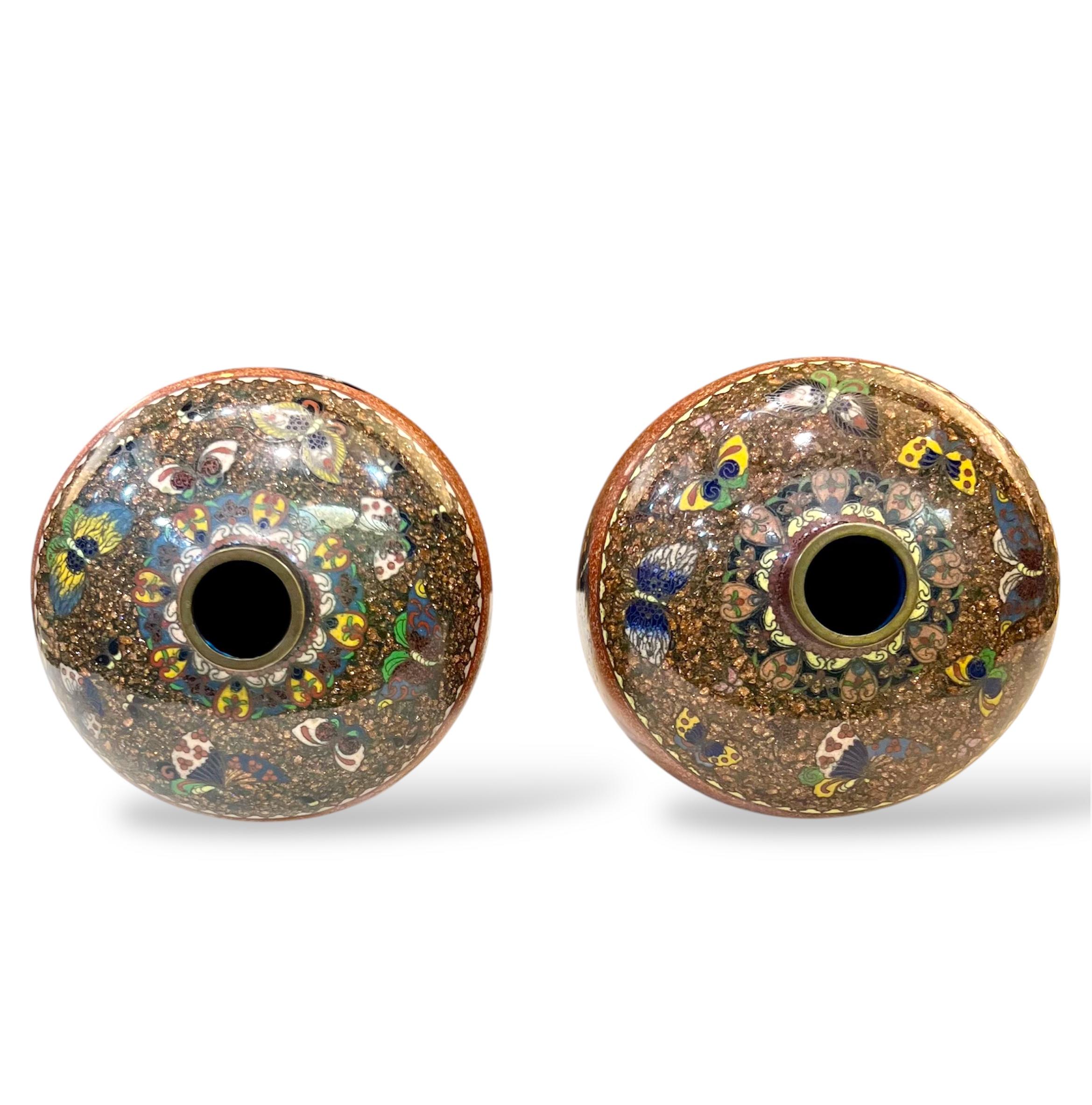 Una bella coppia di vasi di cannella cloisonné attribuiti a Honda Yasaburo. Epoca Meiji in vendita 5