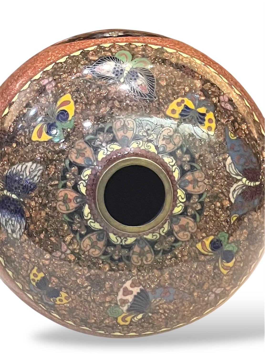 Una bella coppia di vasi di cannella cloisonné attribuiti a Honda Yasaburo. Epoca Meiji in vendita 6