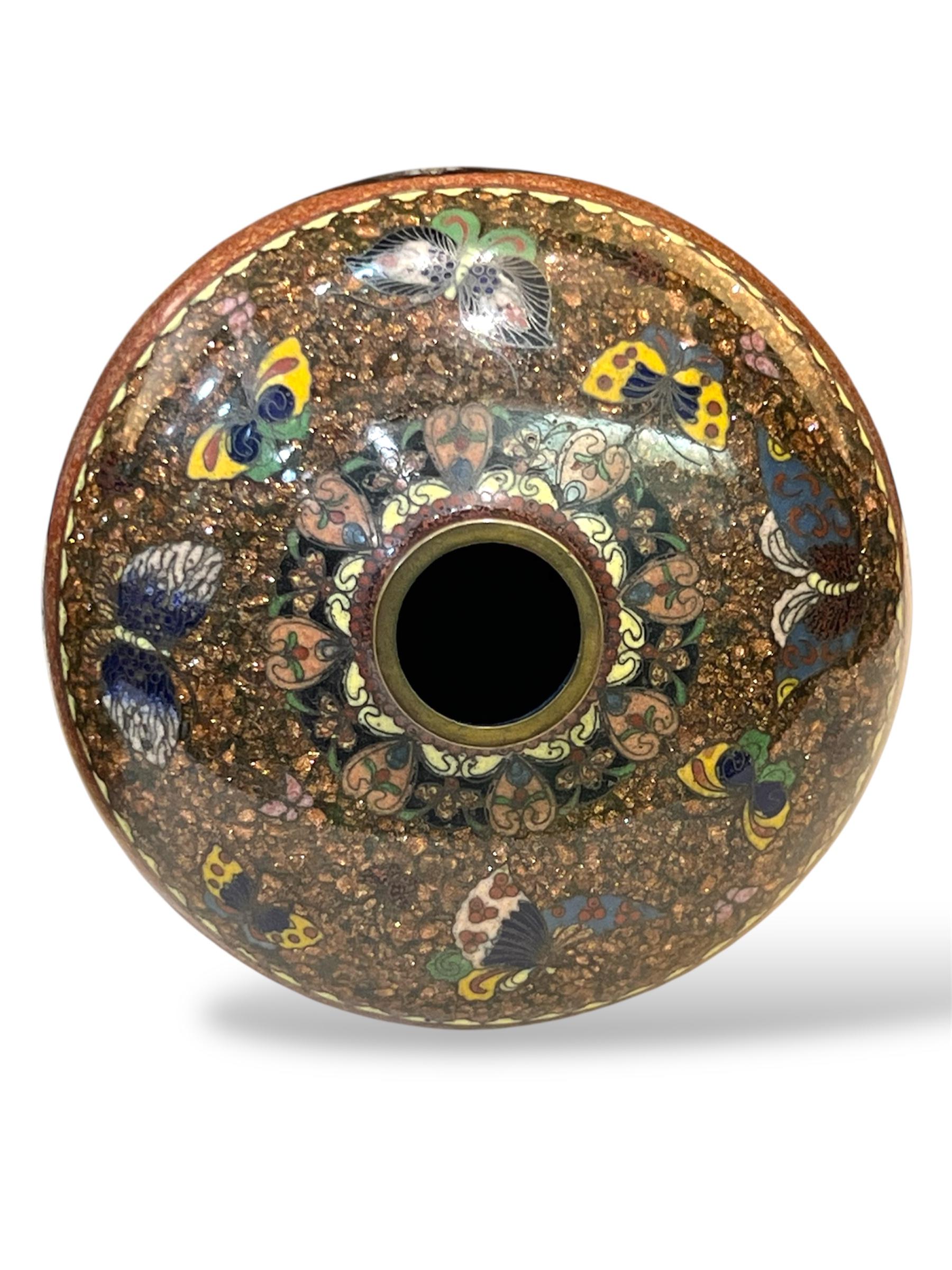 Una bella coppia di vasi di cannella cloisonné attribuiti a Honda Yasaburo. Epoca Meiji in vendita 7