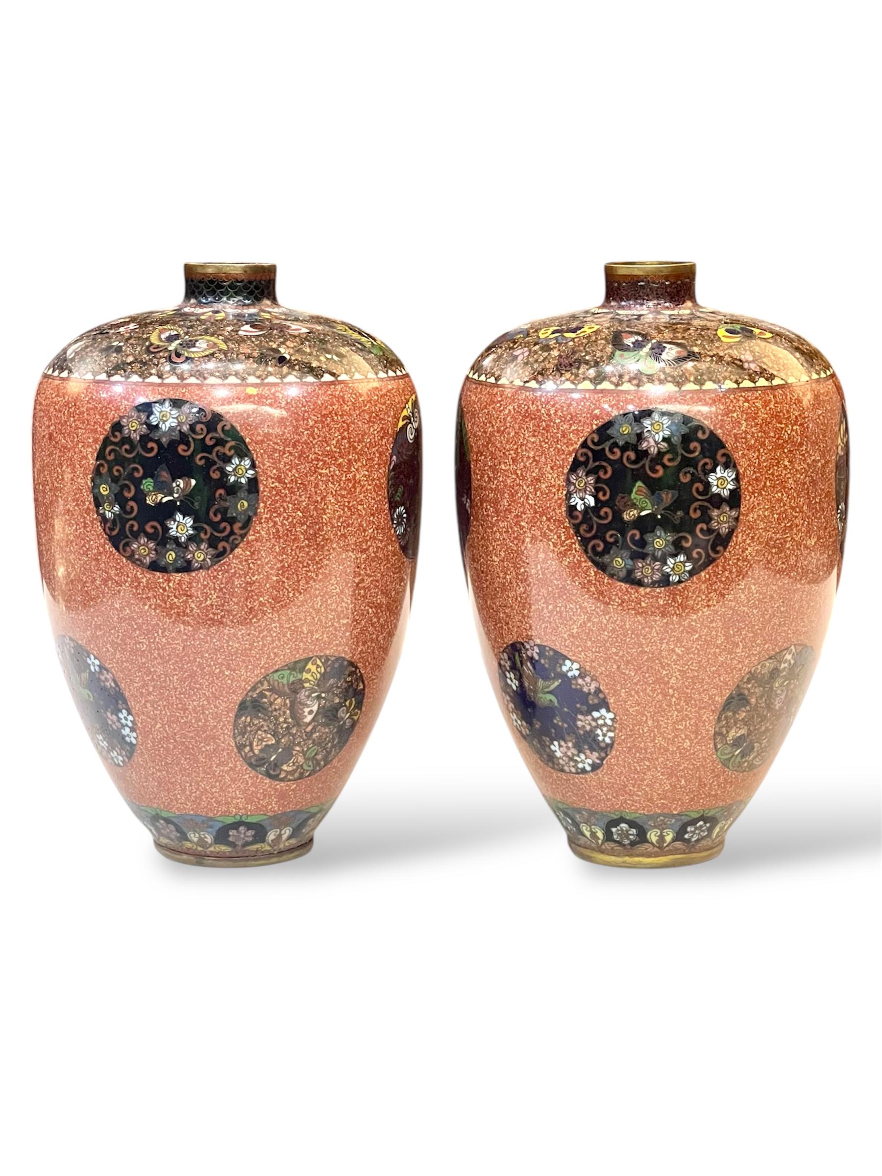 Una bella coppia di vasi di cannella cloisonné attribuiti a Honda Yasaburo. Epoca Meiji in vendita 8