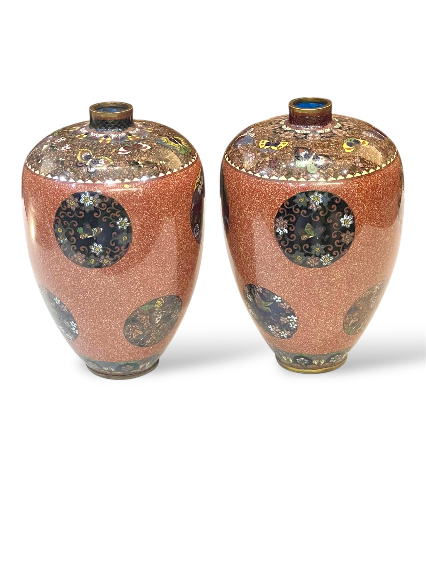 Una bella coppia di vasi di cannella cloisonné attribuiti a Honda Yasaburo. Epoca Meiji in vendita 9