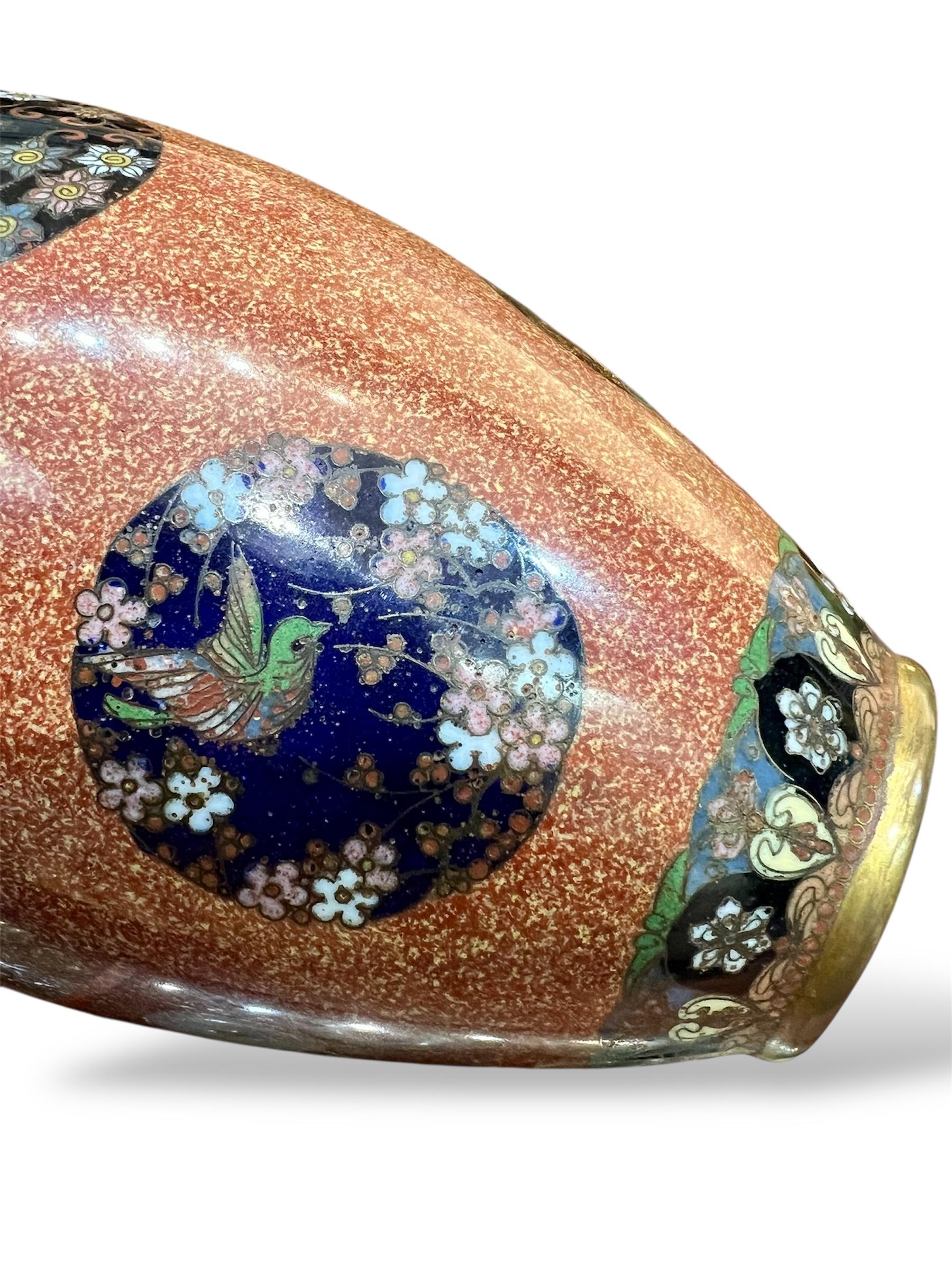 Una bella coppia di vasi di cannella cloisonné attribuiti a Honda Yasaburo. Epoca Meiji in vendita 10