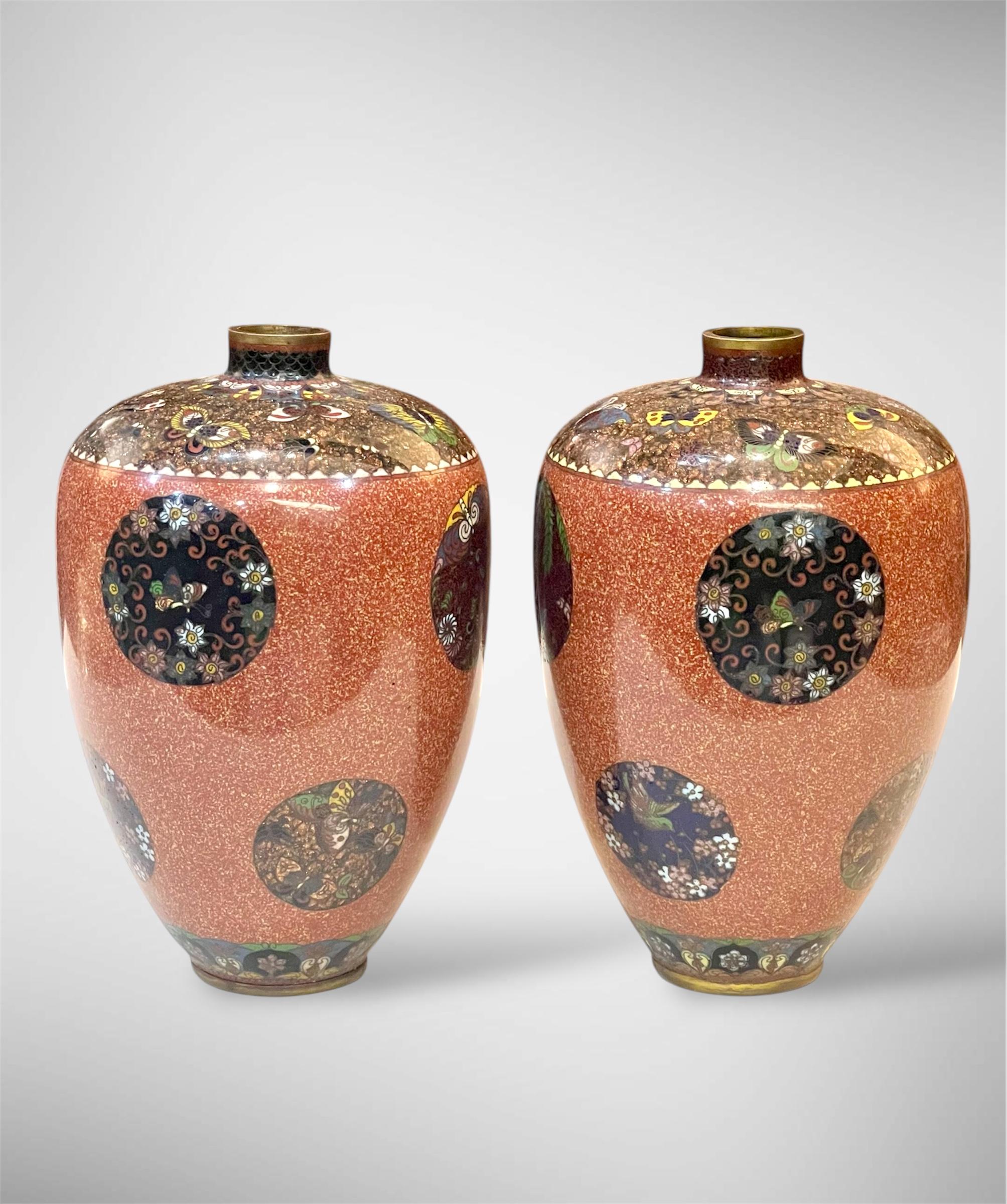 
Un'elegante coppia di vasi di cannella cloisonné
Attribuito a Honda Yasaburo

Ognuno di essi ha una forma ovoidale con un breve collo cilindrico, posto su un piede incassato, finemente lavorato con smalti colorati e filo d'argento con tondi
