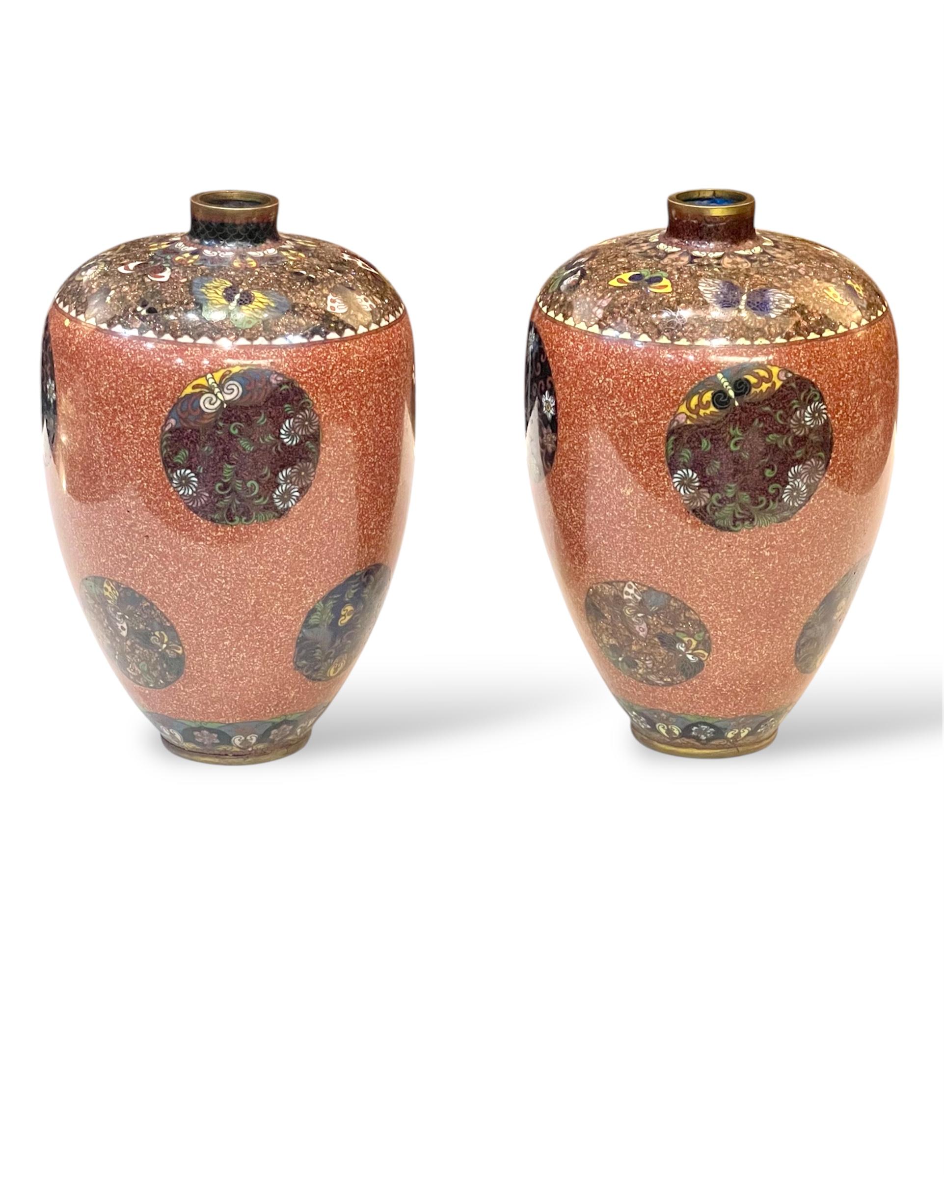 Giapponese Una bella coppia di vasi di cannella cloisonné attribuiti a Honda Yasaburo. Epoca Meiji in vendita