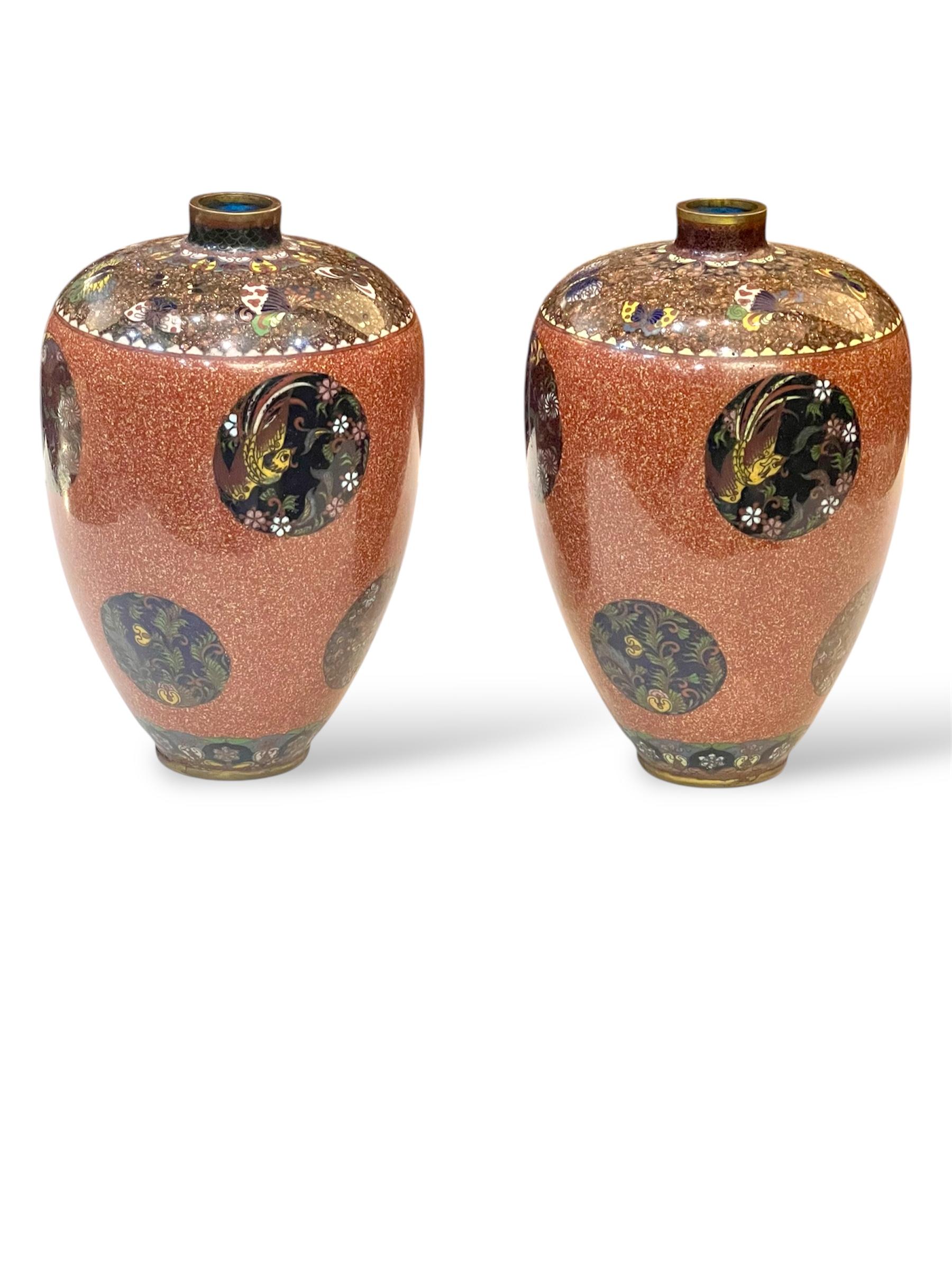 Cloisonné Una bella coppia di vasi di cannella cloisonné attribuiti a Honda Yasaburo. Epoca Meiji in vendita