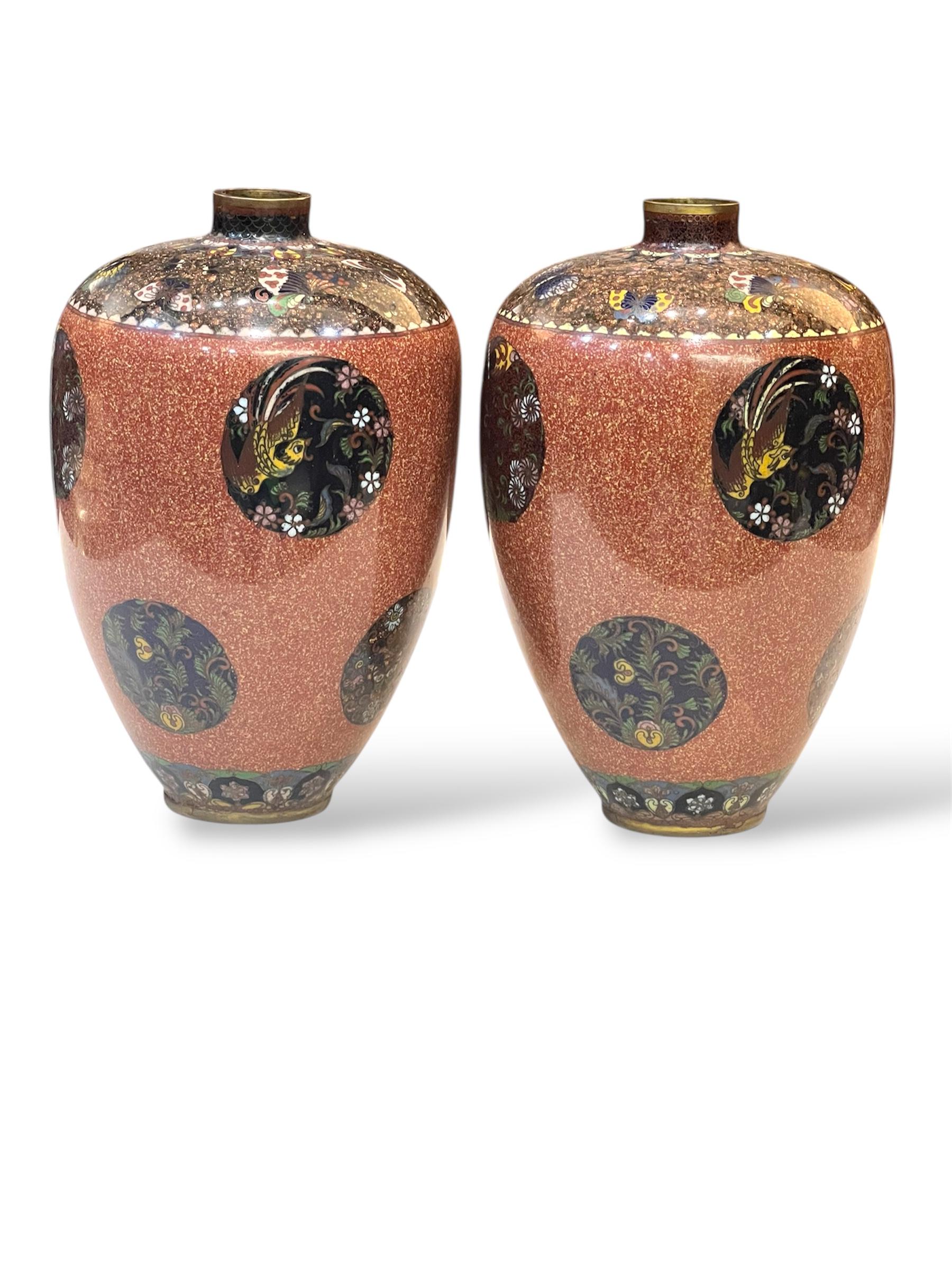 Una bella coppia di vasi di cannella cloisonné attribuiti a Honda Yasaburo. Epoca Meiji In condizioni buone in vendita a London, GB