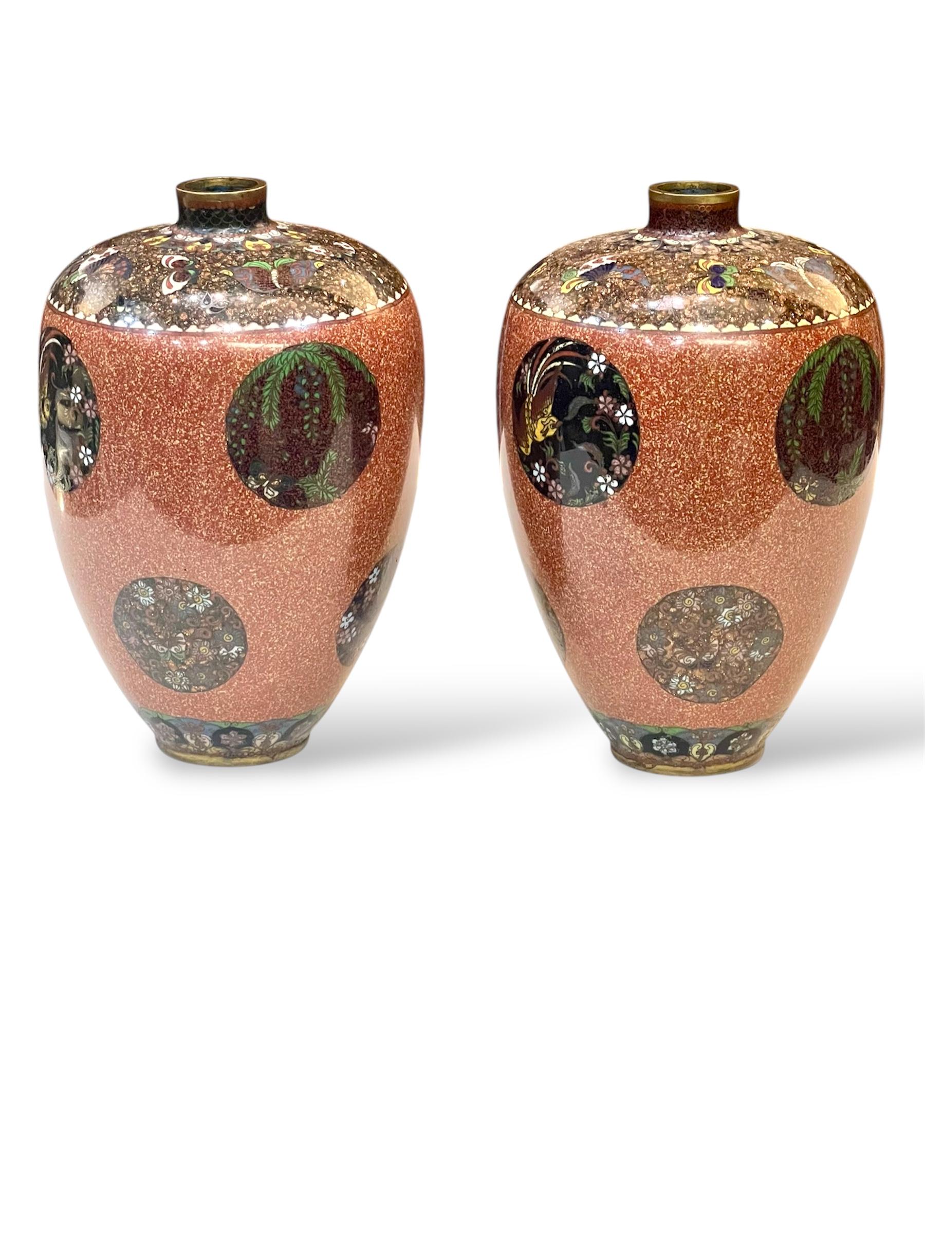XIX secolo Una bella coppia di vasi di cannella cloisonné attribuiti a Honda Yasaburo. Epoca Meiji in vendita