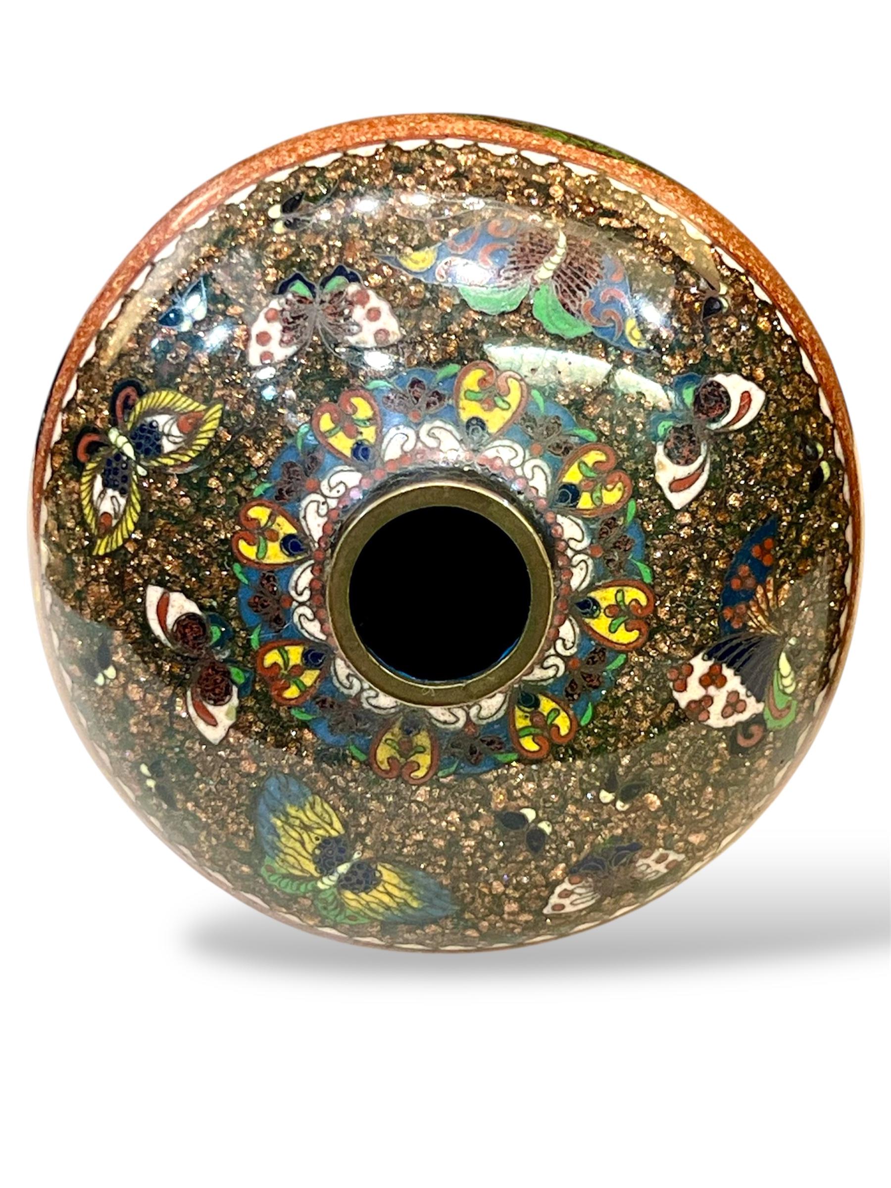 Smalto Una bella coppia di vasi di cannella cloisonné attribuiti a Honda Yasaburo. Epoca Meiji in vendita