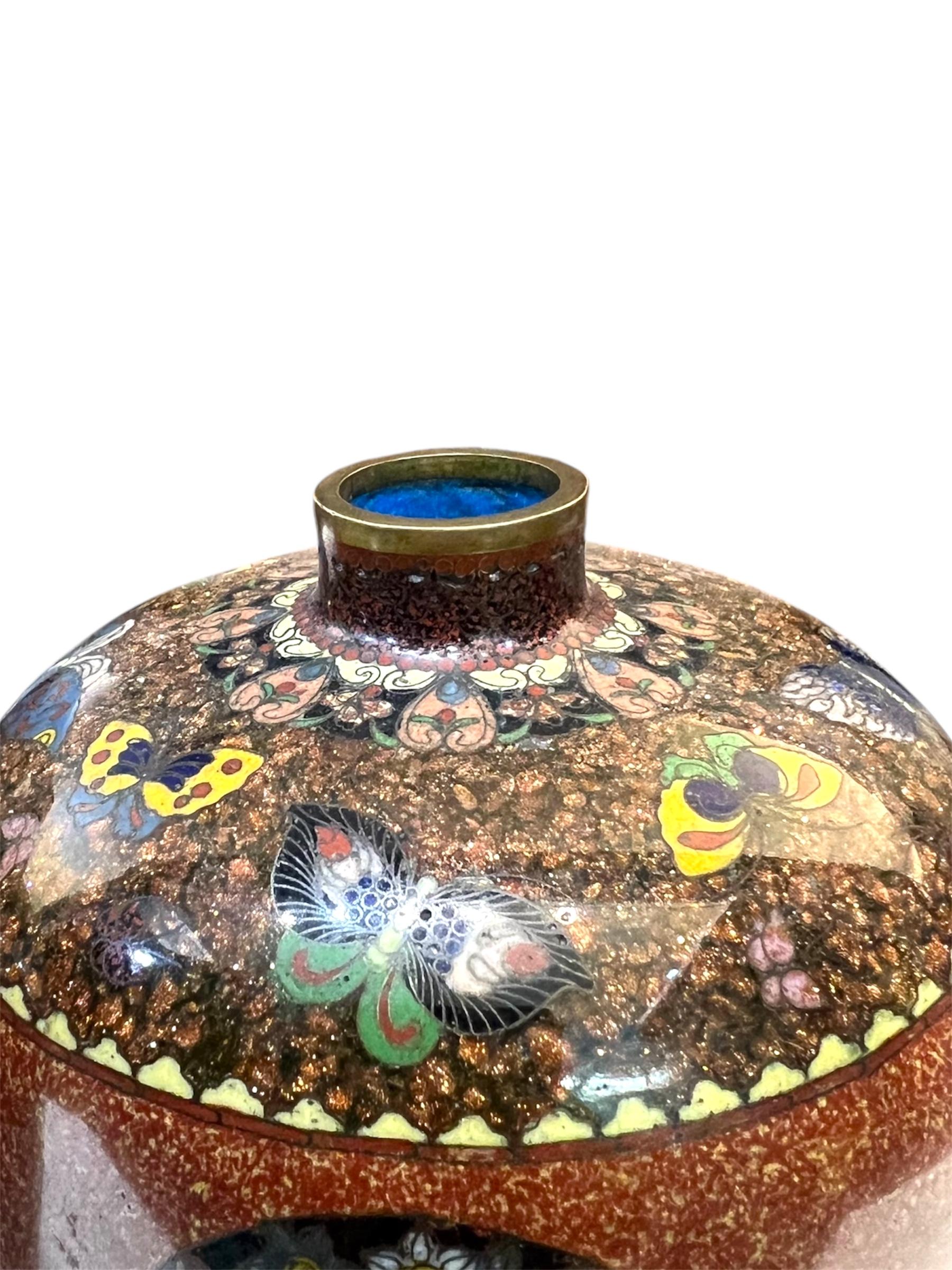 Una bella coppia di vasi di cannella cloisonné attribuiti a Honda Yasaburo. Epoca Meiji in vendita 1