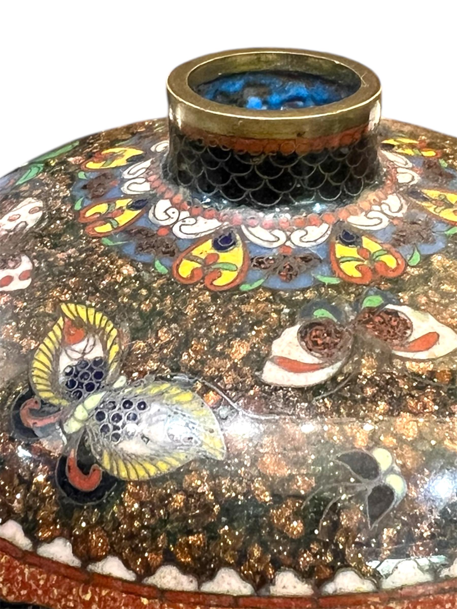 Una bella coppia di vasi di cannella cloisonné attribuiti a Honda Yasaburo. Epoca Meiji in vendita 2