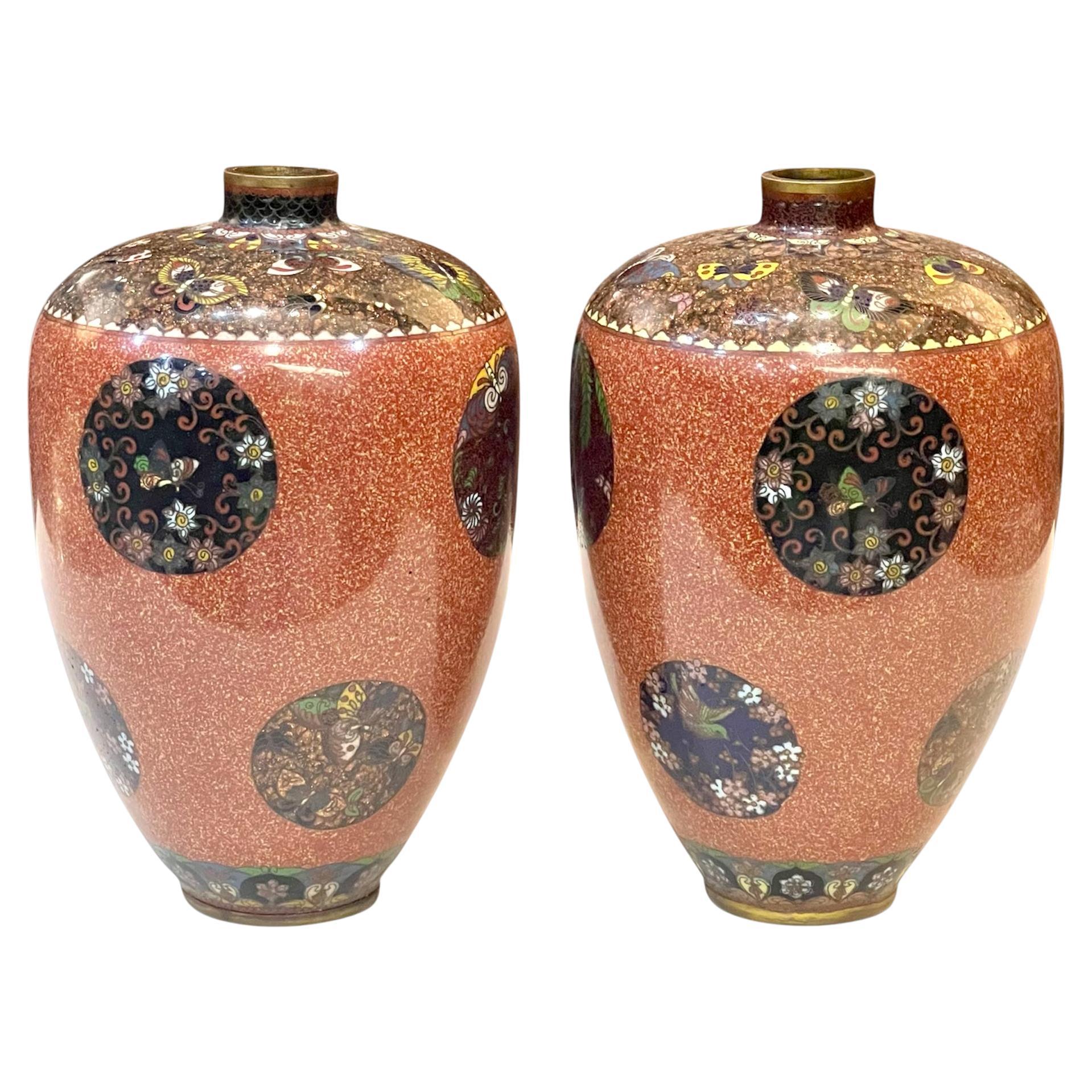 Una bella coppia di vasi di cannella cloisonné attribuiti a Honda Yasaburo. Epoca Meiji in vendita