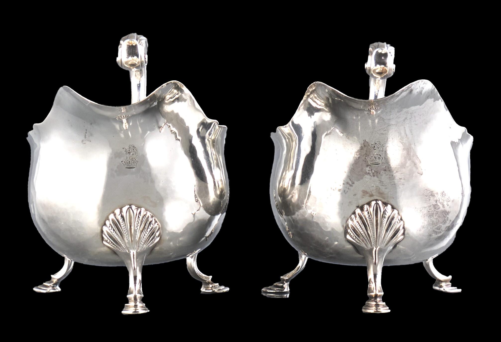 English Fine Pair of Mid 18th Century Georgian Sterling Silver Sauce Boats, London 1762 For Sale