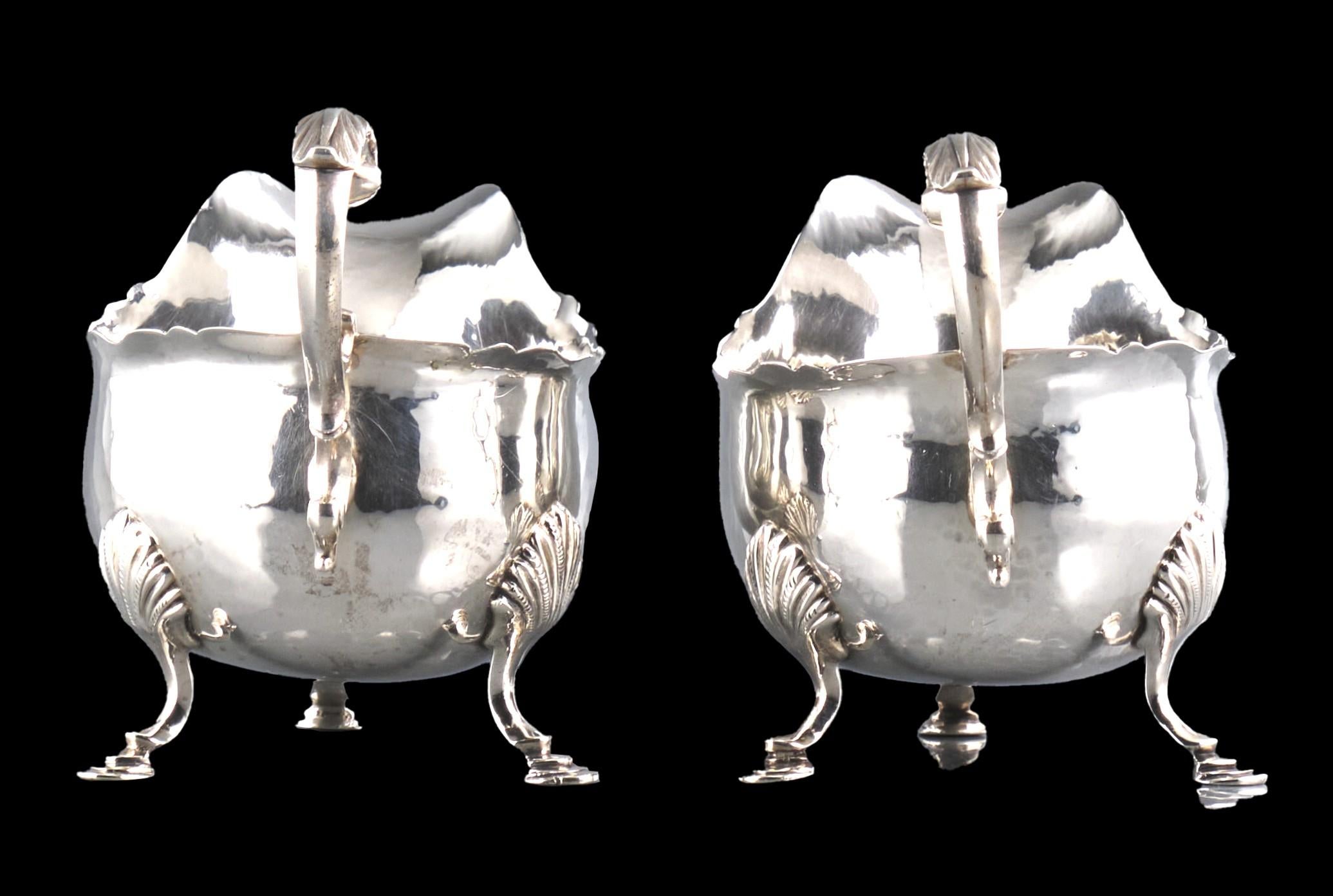 Cast Fine Pair of Mid 18th Century Georgian Sterling Silver Sauce Boats, London 1762 For Sale