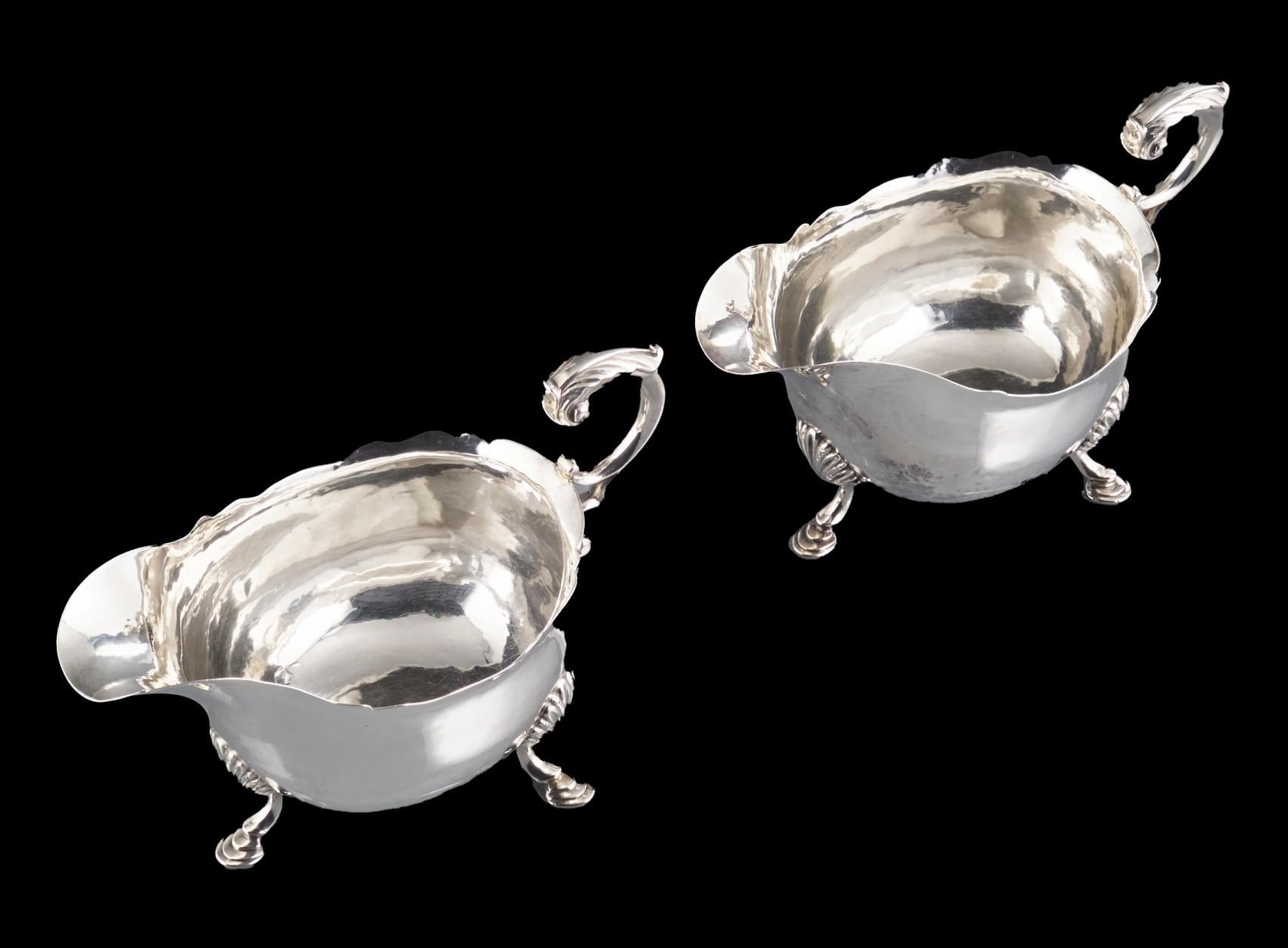 Fine Pair of Mid 18th Century Georgian Sterling Silver Sauce Boats, London 1762 In Good Condition For Sale In Ottawa, Ontario