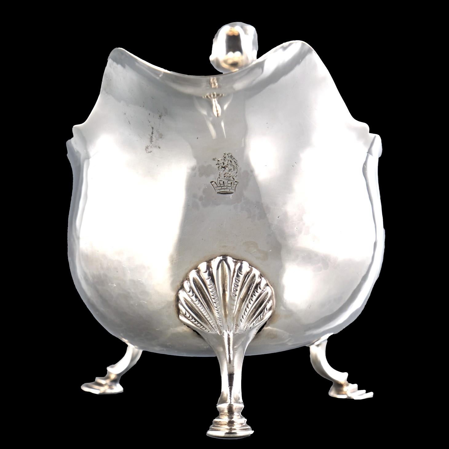 Fine Pair of Mid 18th Century Georgian Sterling Silver Sauce Boats, London 1762 For Sale 2