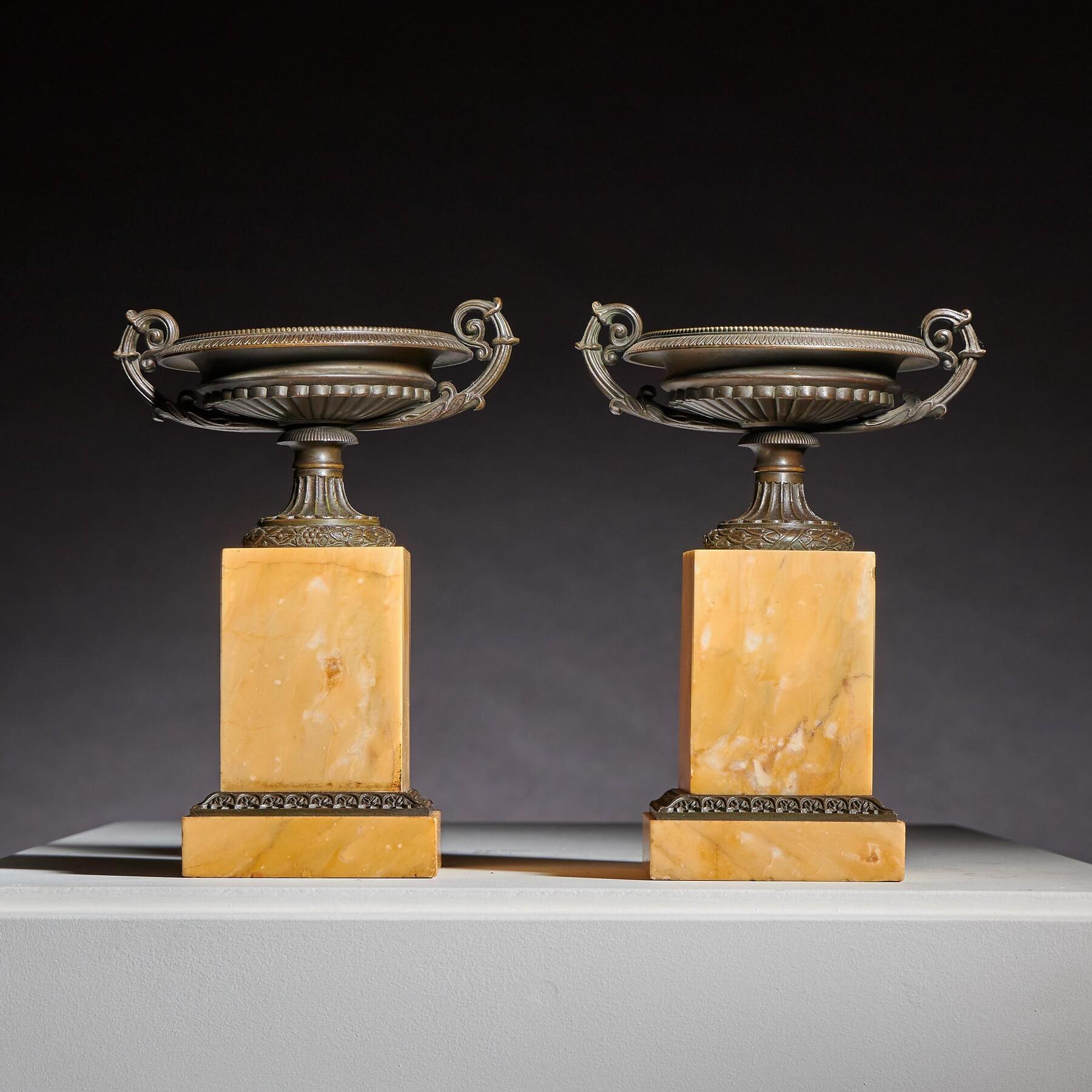 Paire de tazzas en bronze et en marbre de Sienne du début du XIXe siècle, datant du Grand Tour de France Bon état - En vente à Benington, Herts