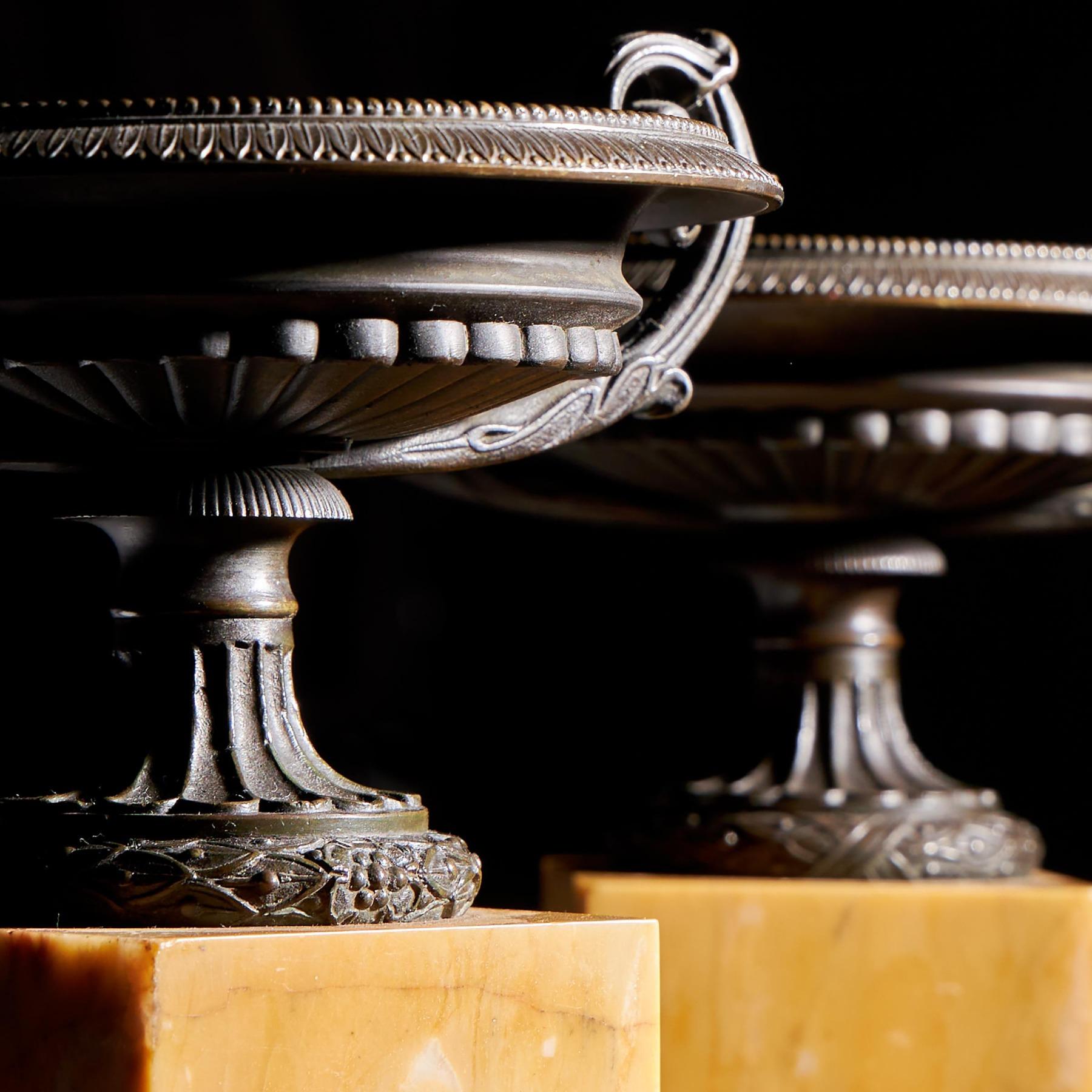 Ein feines Paar französischer Grand Tour-Tazzas aus Bronze und Siena-Marmor aus dem frühen 19. Jahrhundert im Angebot 3