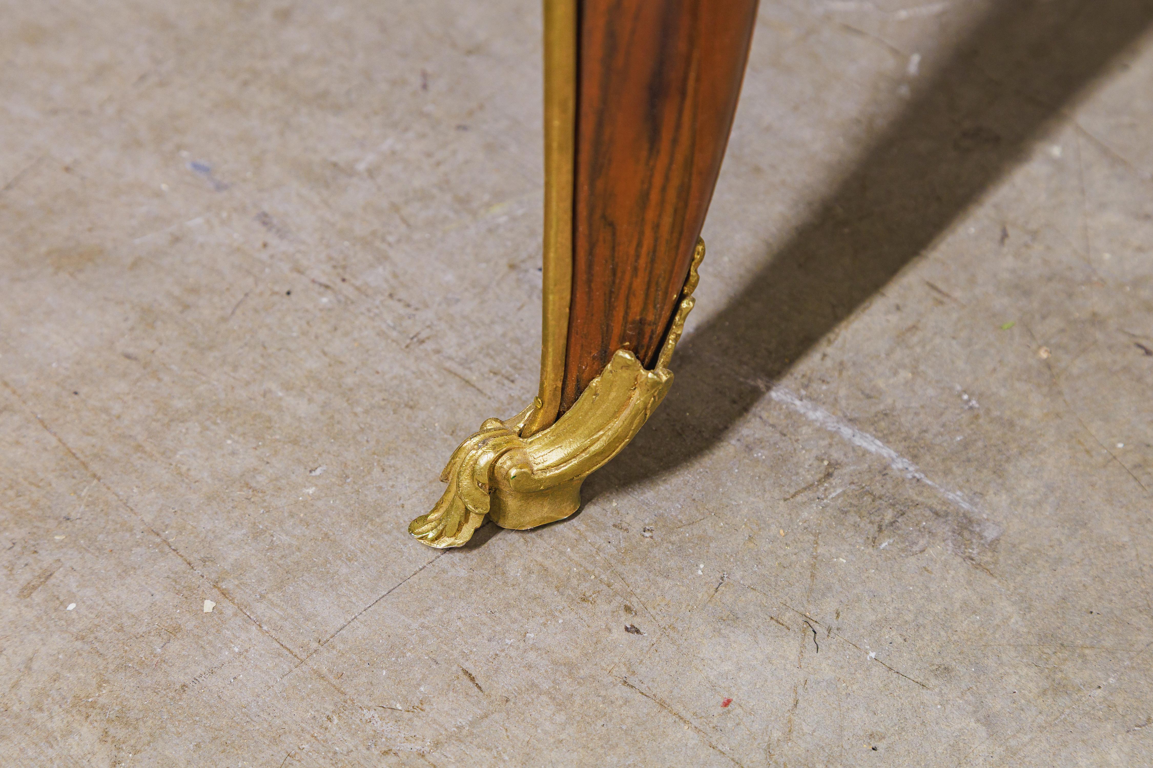 Pareja muy fina de sillones franceses de principios del siglo XX montados en bronce dorado y madera de rey según un diseño de Francois Linke