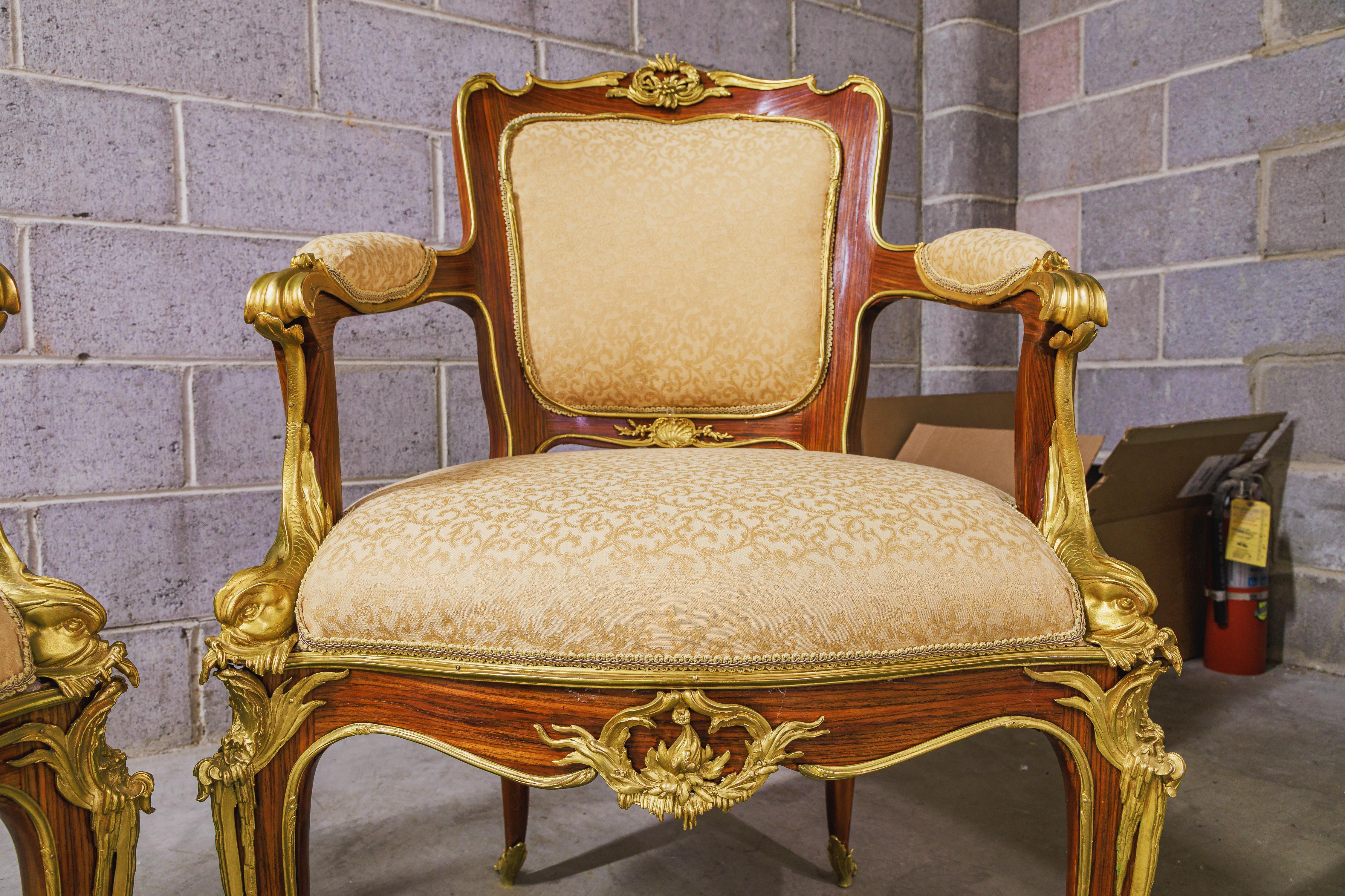 Pareja de sillones franceses de principios del siglo XX montados en bronce dorado según Linke Dorado en venta