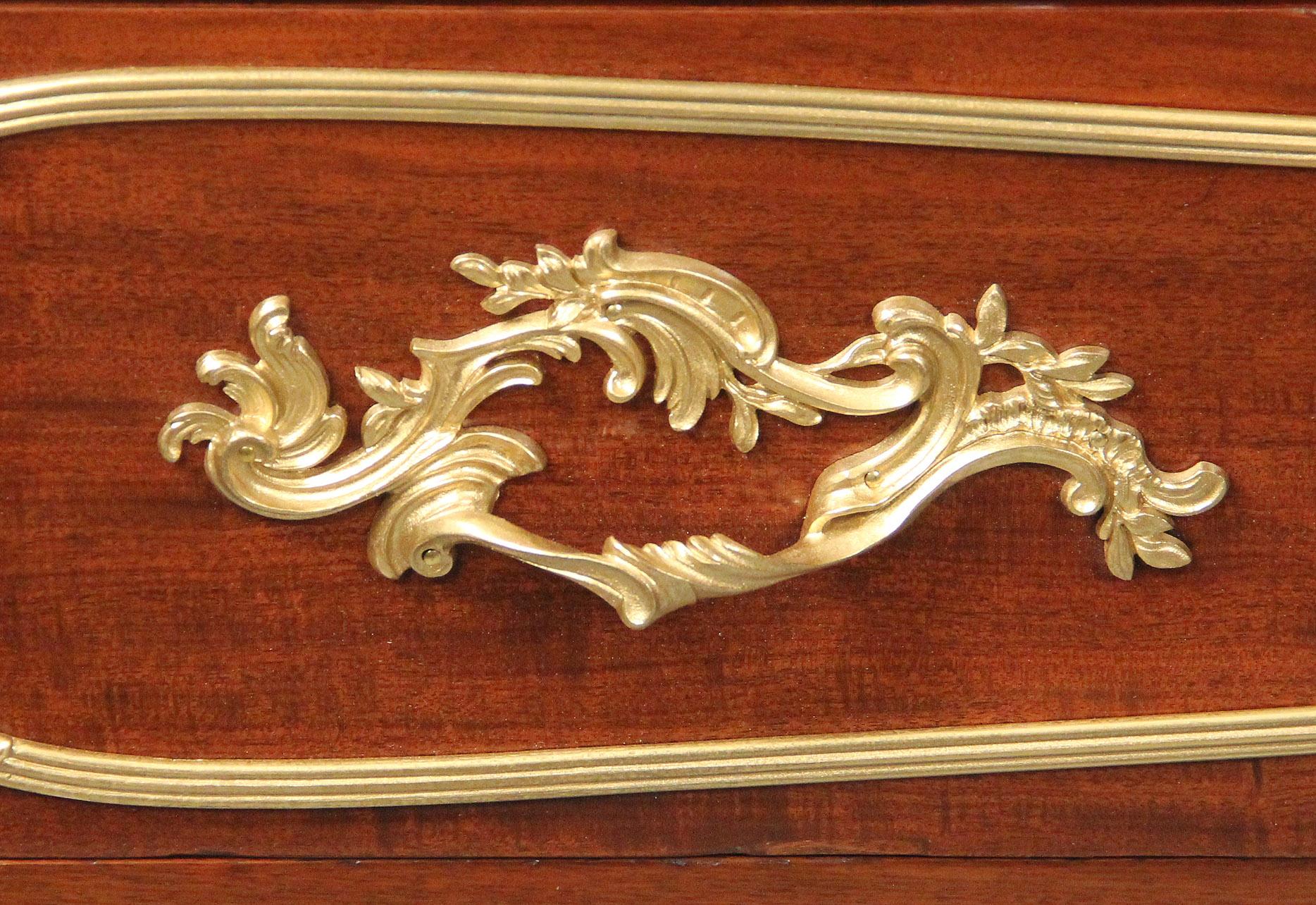 Doré Paire d'armoires montées sur bronze doré du début du XXe siècle par François Linke en vente