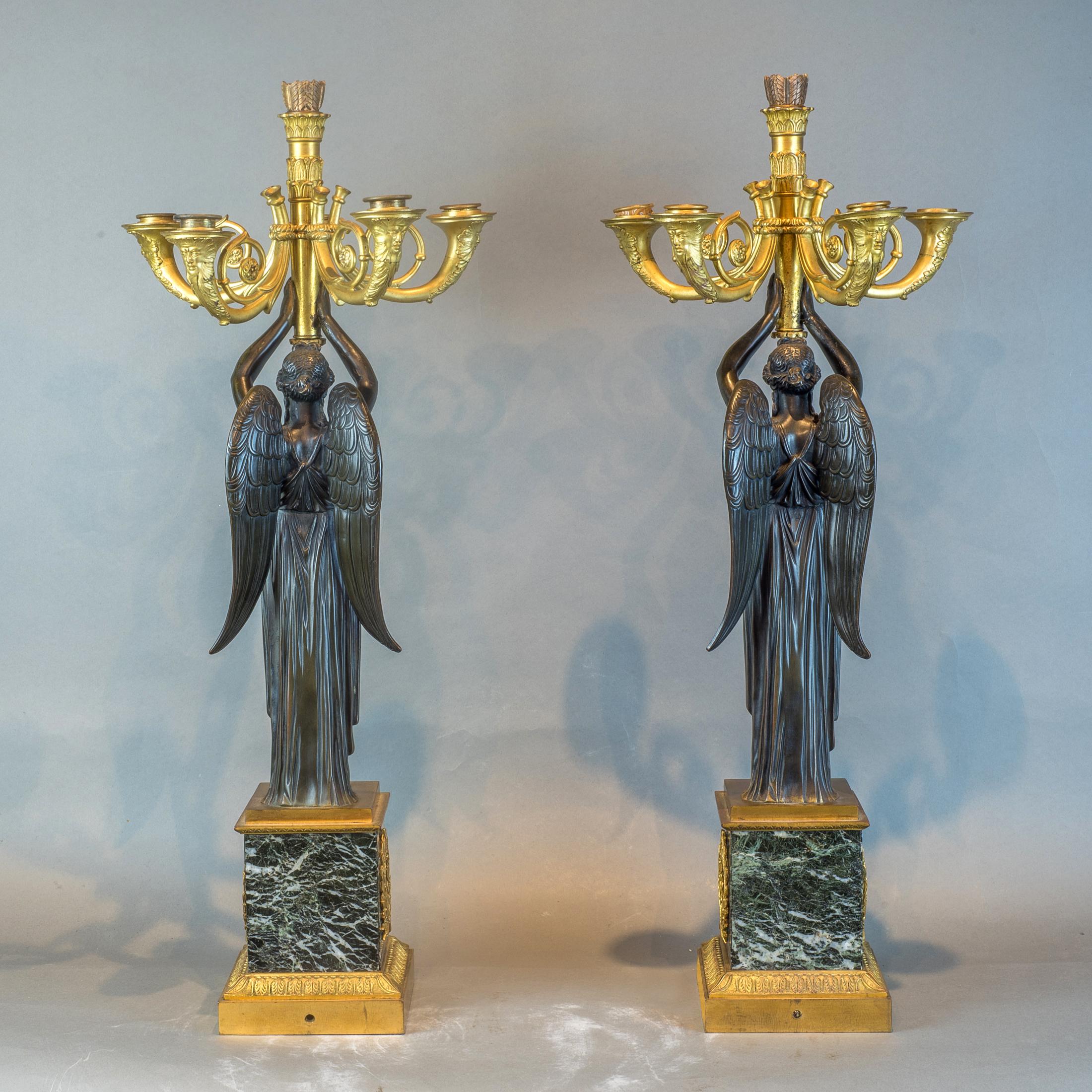  Sechs figurale Empire-Kandelaber aus vergoldeter und patinierter Bronze mit sechs Lichtern (Französisch) im Angebot
