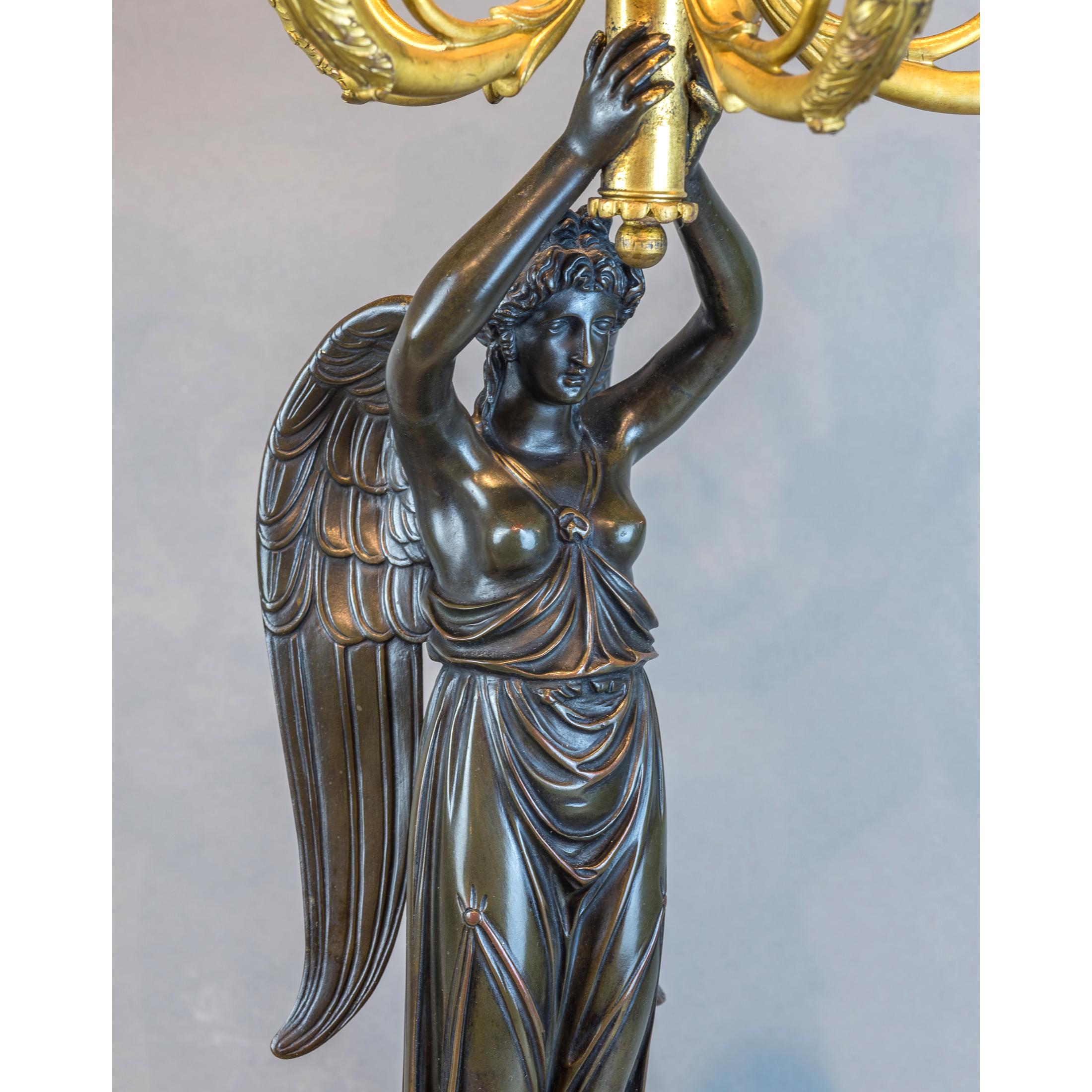  Sechs figurale Empire-Kandelaber aus vergoldeter und patinierter Bronze mit sechs Lichtern (19. Jahrhundert) im Angebot