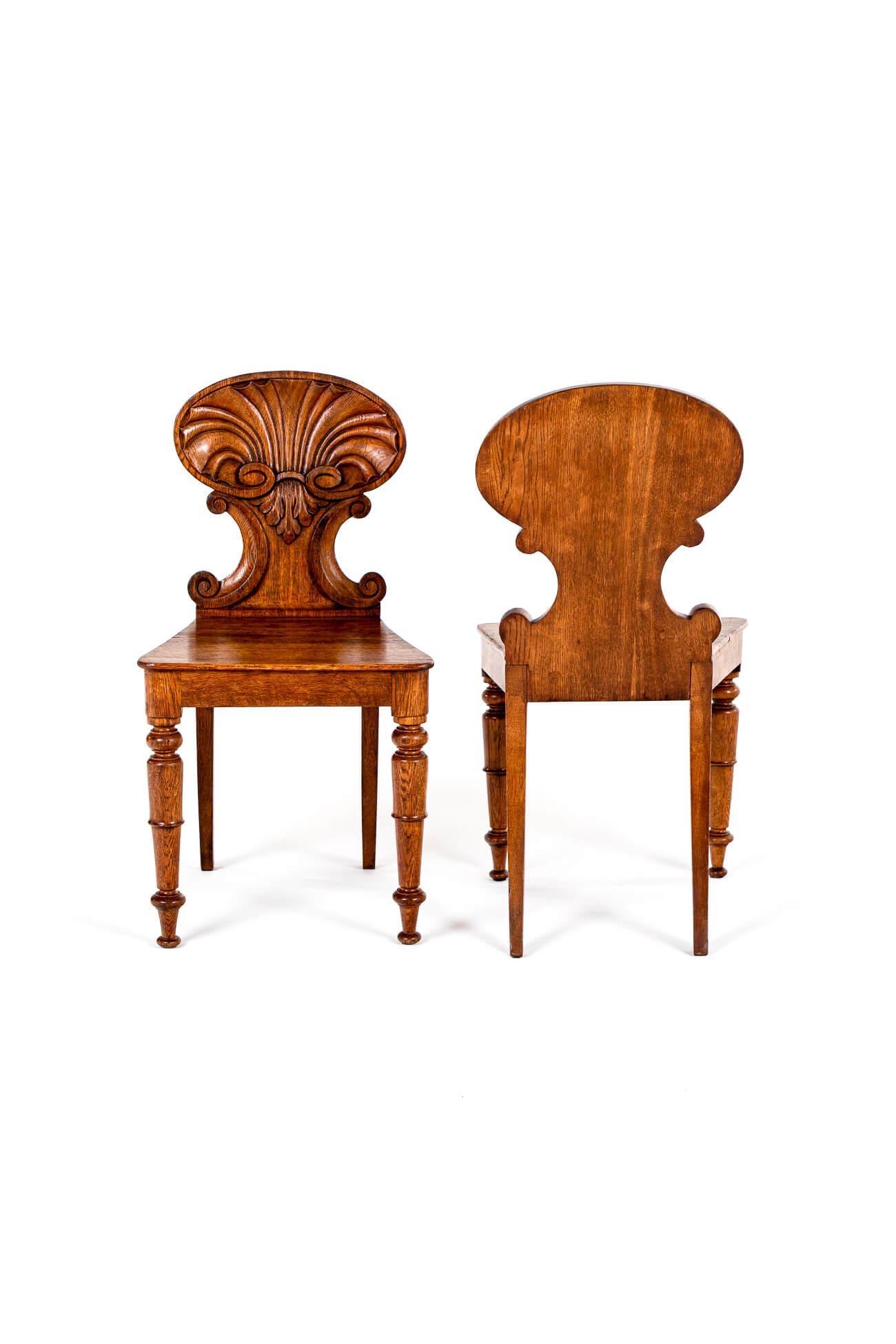 Ein feines Paar englischer antiker Flurstühle mit Muschelrückenlehne (Regency) im Angebot