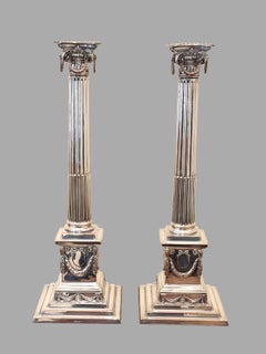 Ein feines Paar englischer silberner Säulenleuchter im neoklassischen Stil