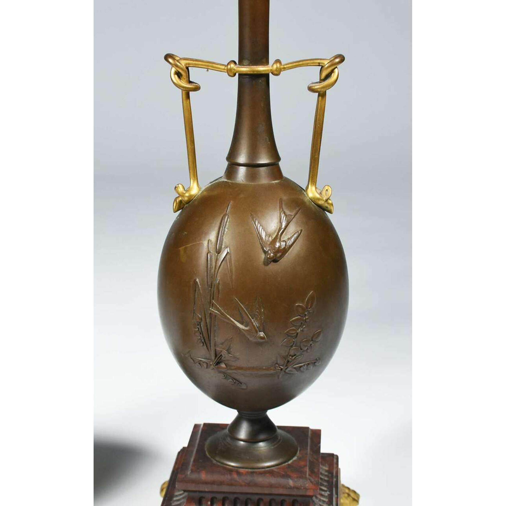 Fino par de candelabros de bronce dorado de Ferdinand Barbedienne y Henry Chueux Vaciado en venta