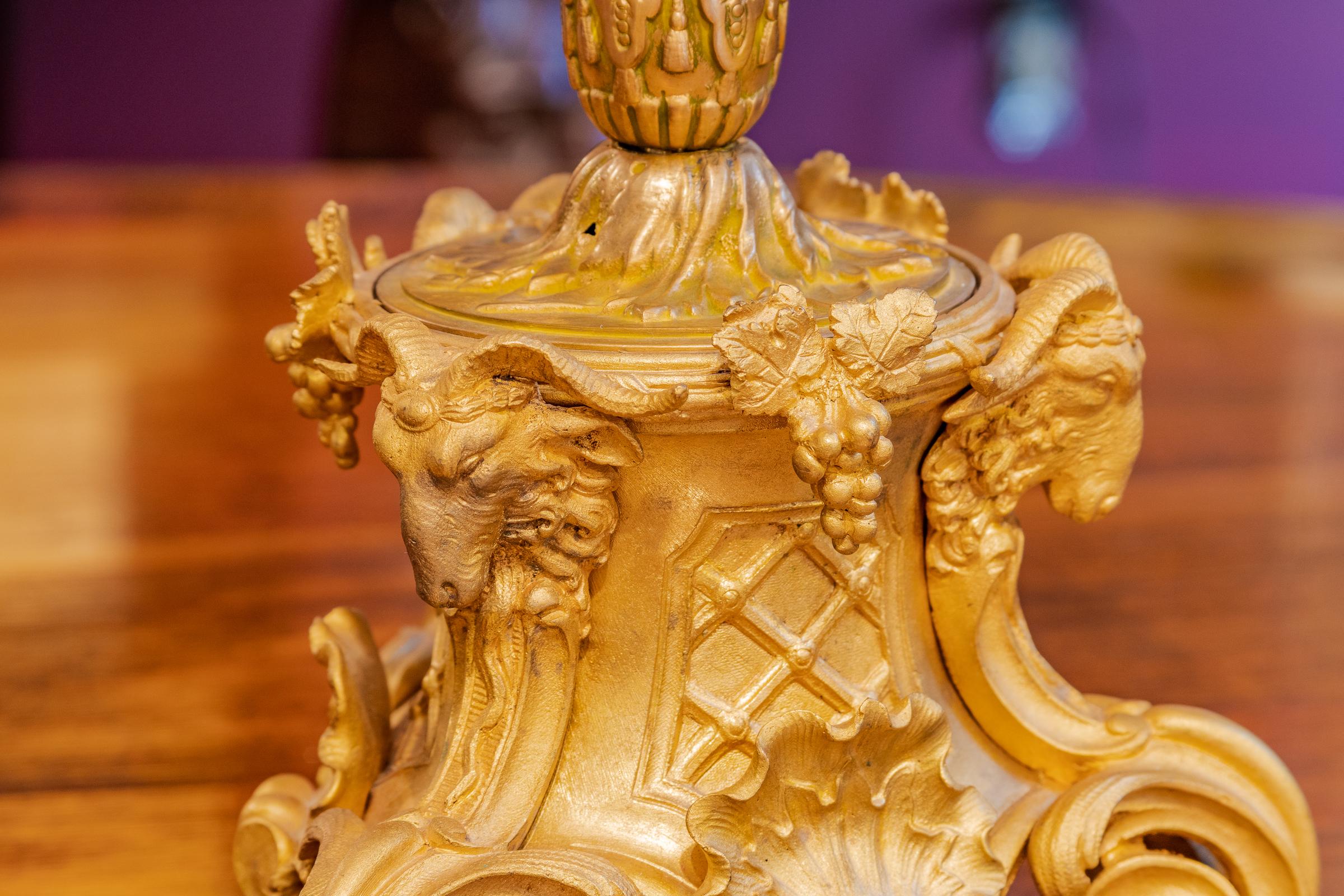 Français Paire de plats à bonbons français Louis XVI du 19ème siècle en bronze doré et cristal en vente