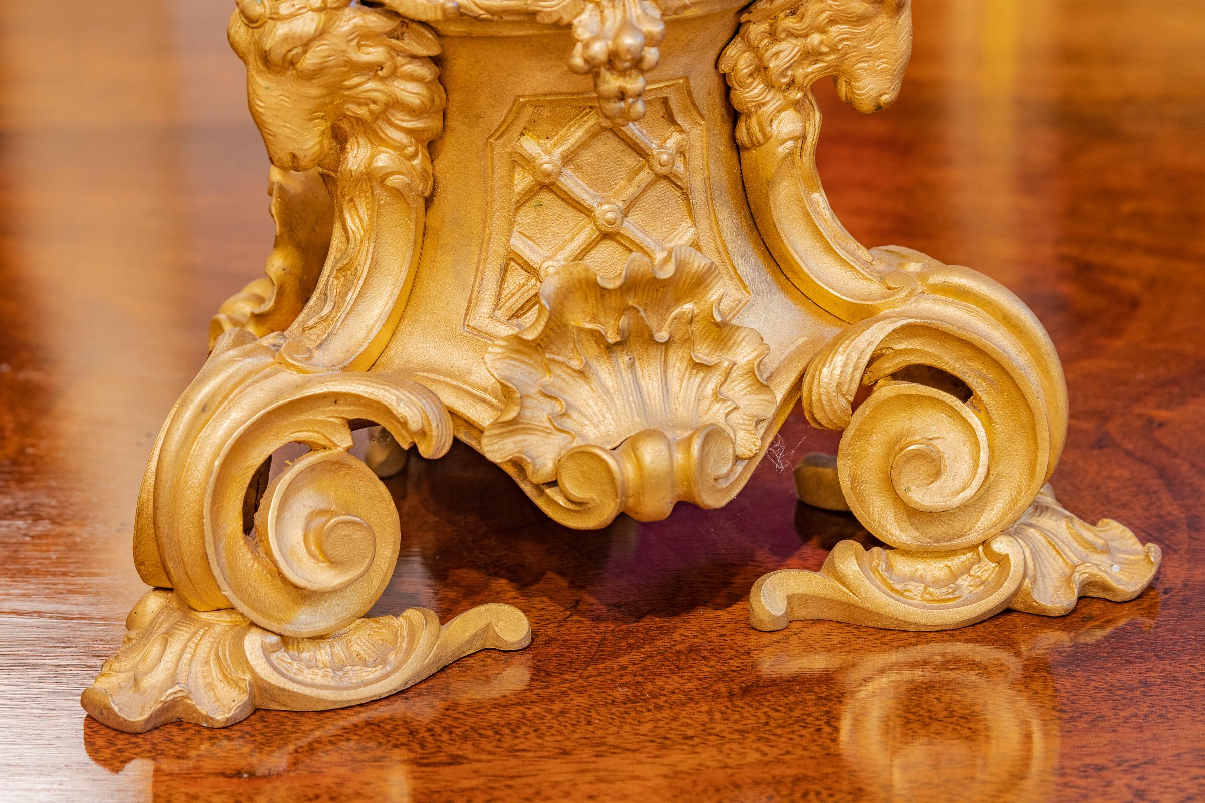 Doré Paire de plats à bonbons français Louis XVI du 19ème siècle en bronze doré et cristal en vente