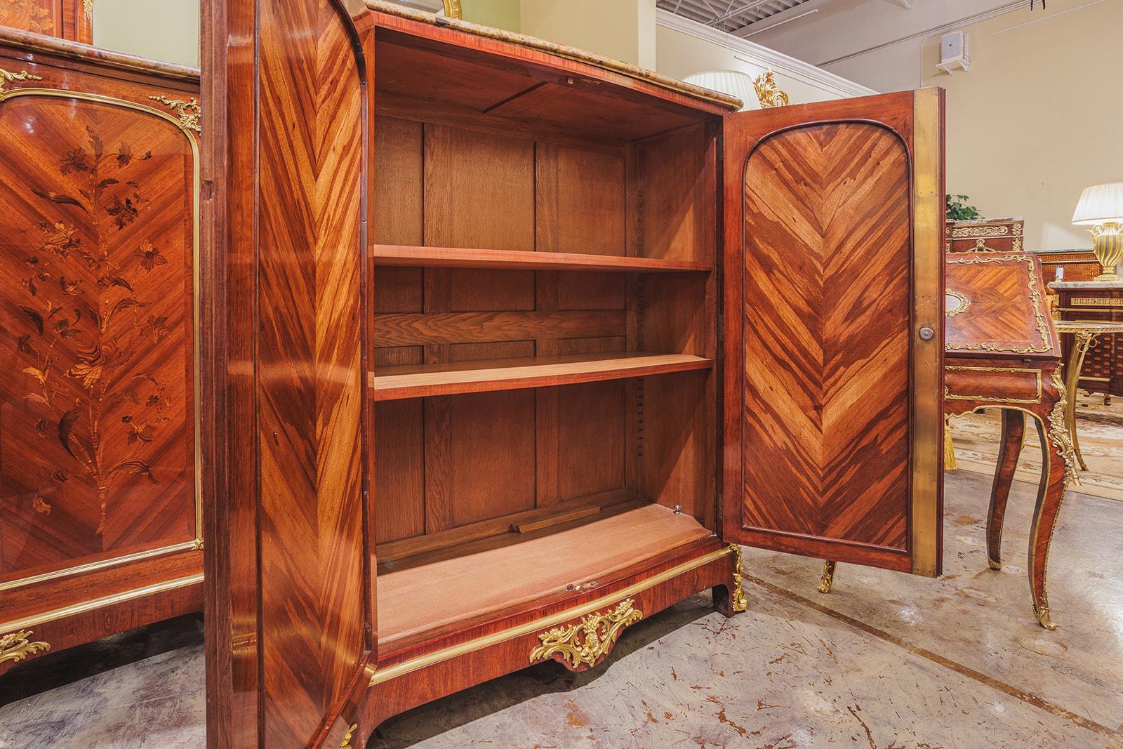 Incrusté Une belle paire d'armoires françaises du 19ème siècle par G. Durand  en vente