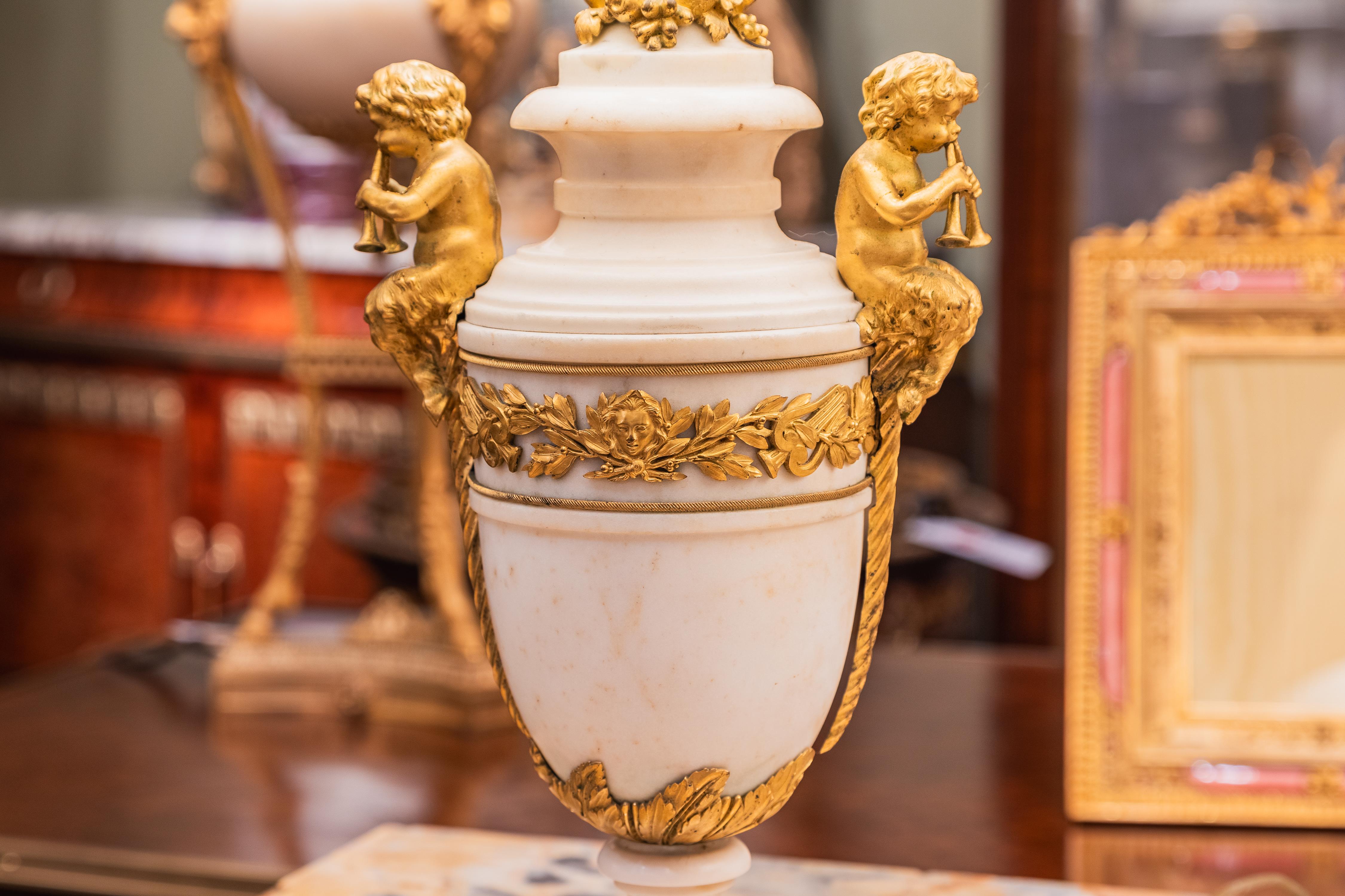 Coppia di piccole lampade francesi in marmo di Carrera e bronzo dorato del XIX secolo. Paralumi plissettati in seta personalizzati e terminali in bronzo dorato