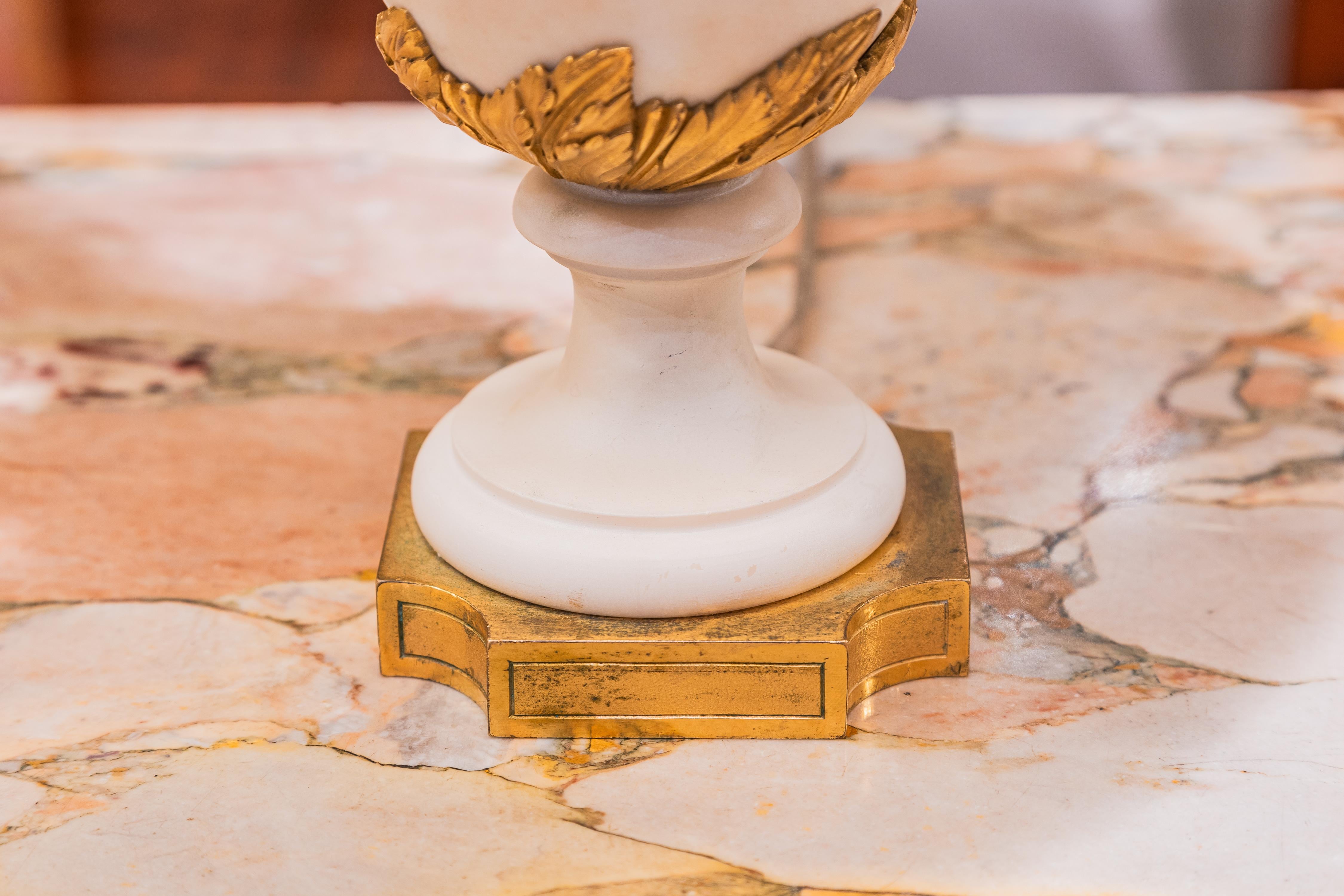 Luigi Filippo Bella coppia di lampade a cherubini in marmo di Carrera e bronzo dorato del XIX secolo, in Francia in vendita