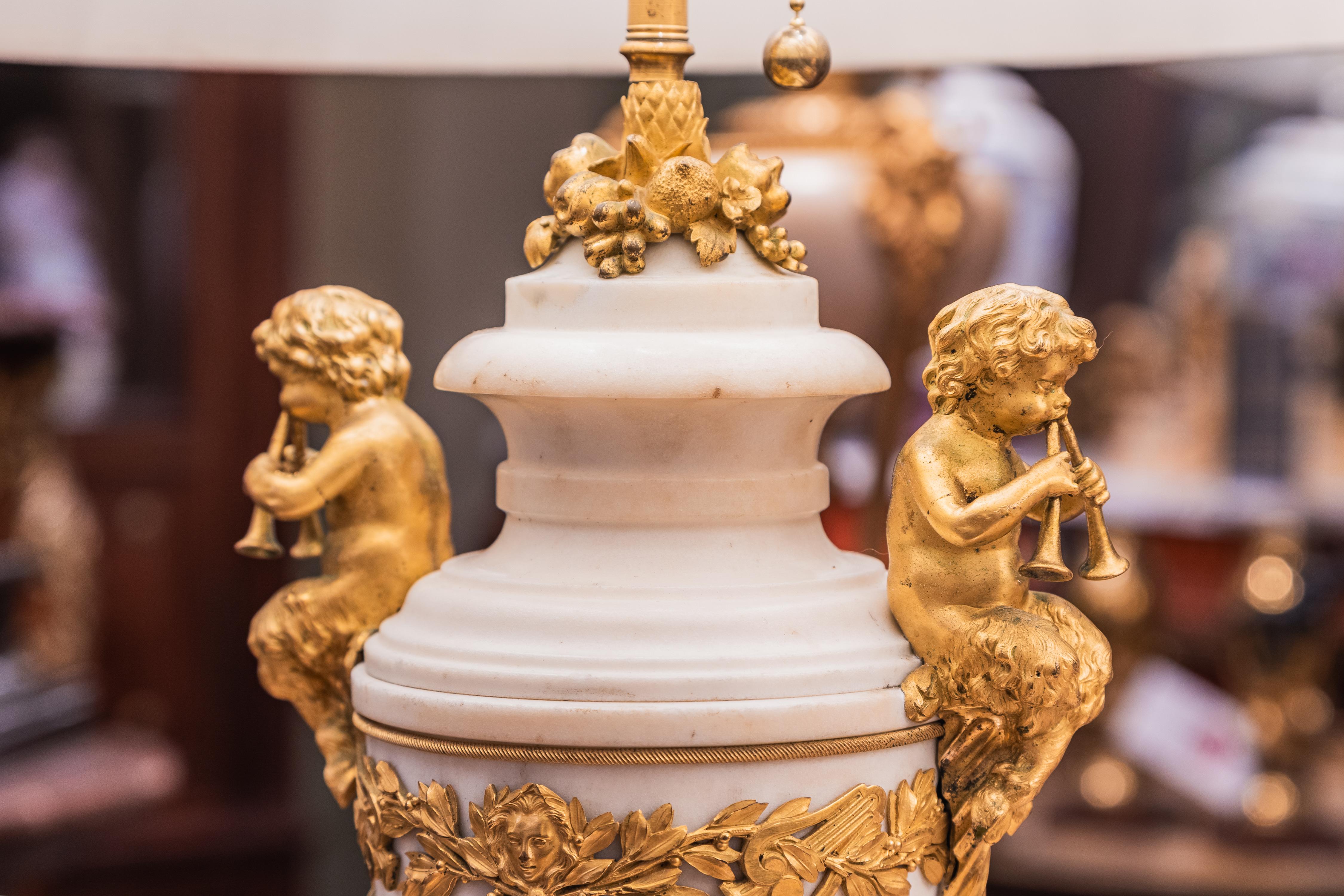 Francese Bella coppia di lampade a cherubini in marmo di Carrera e bronzo dorato del XIX secolo, in Francia in vendita