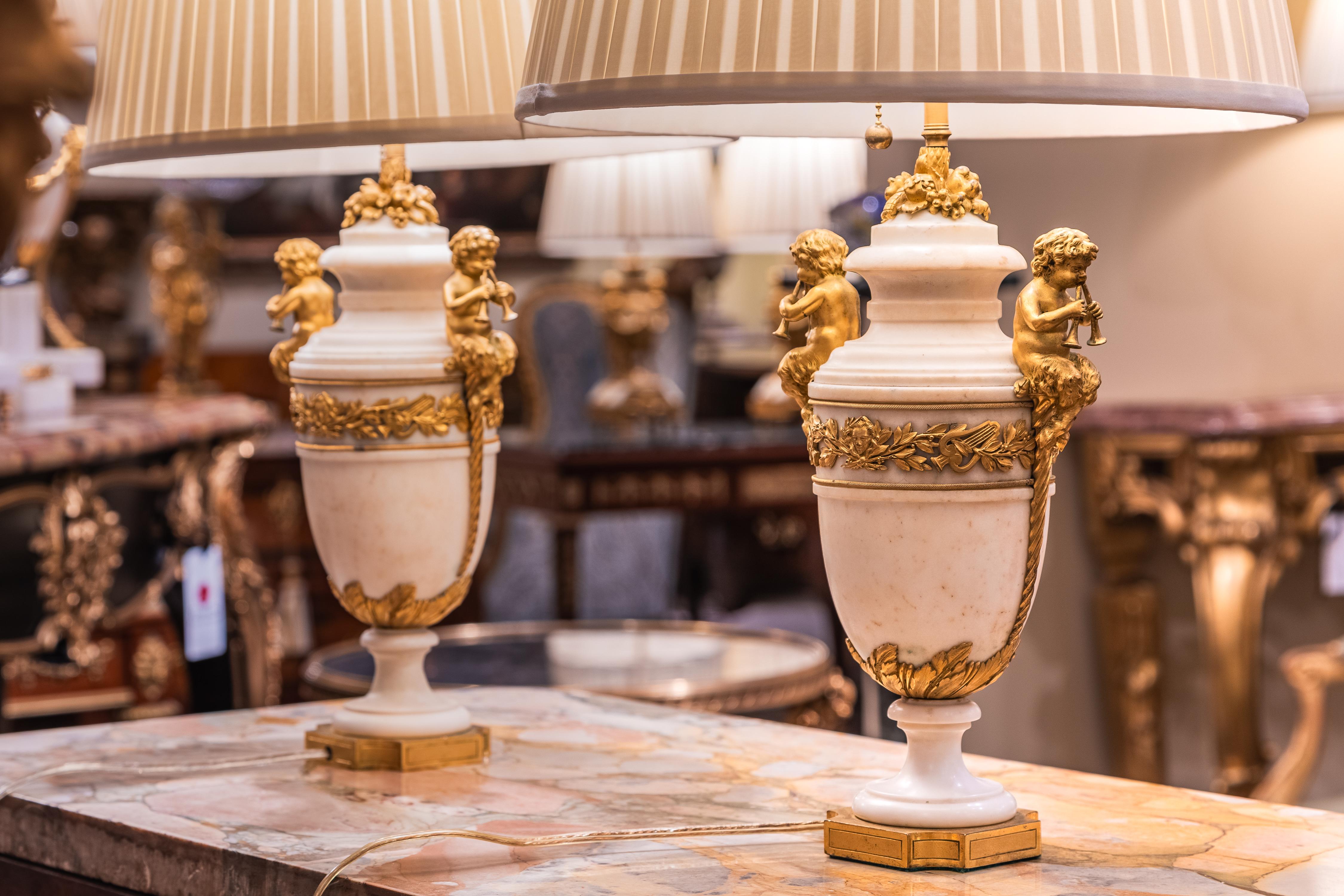 Dorato Bella coppia di lampade a cherubini in marmo di Carrera e bronzo dorato del XIX secolo, in Francia in vendita