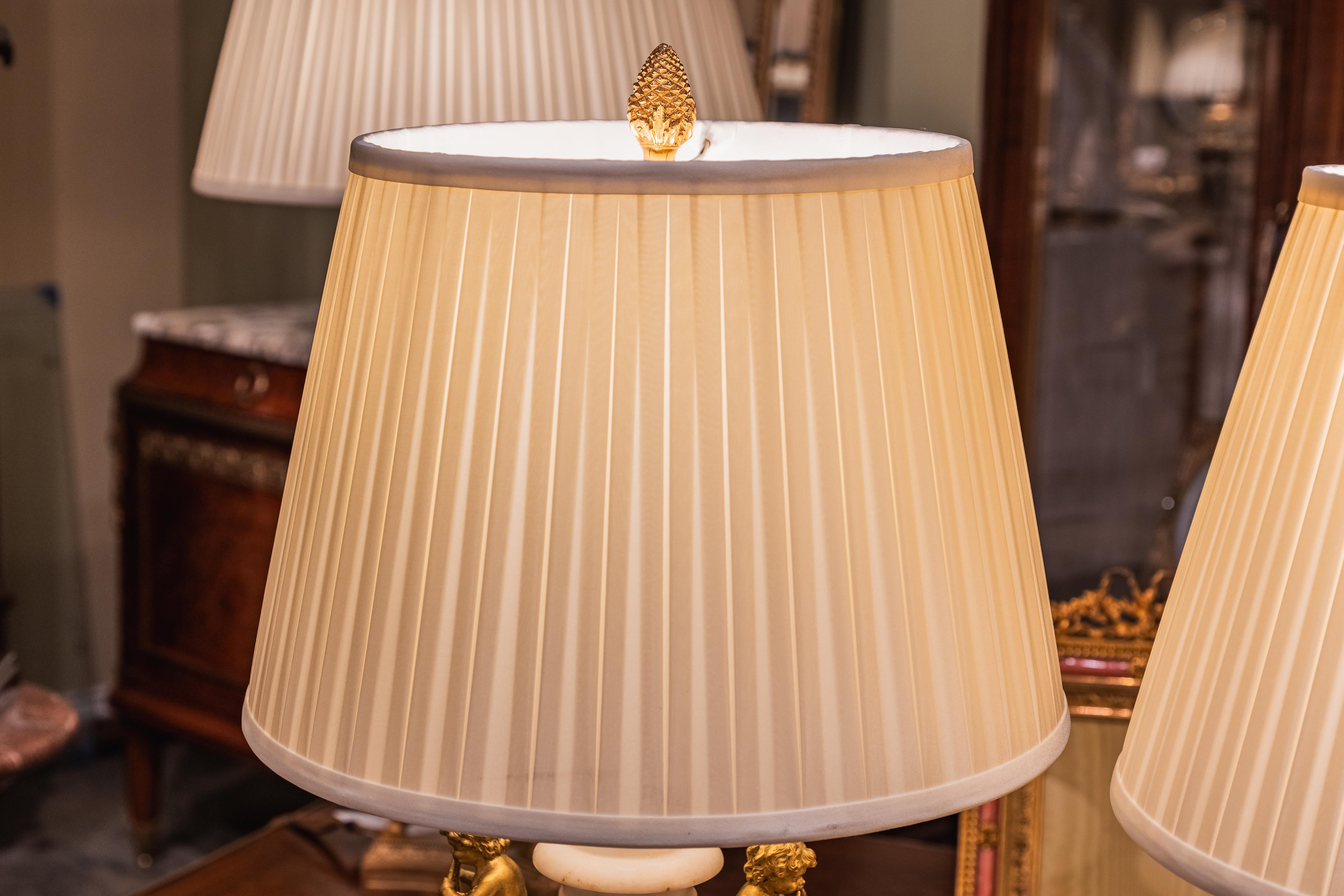 Bella coppia di lampade a cherubini in marmo di Carrera e bronzo dorato del XIX secolo, in Francia In condizioni buone in vendita a Dallas, TX