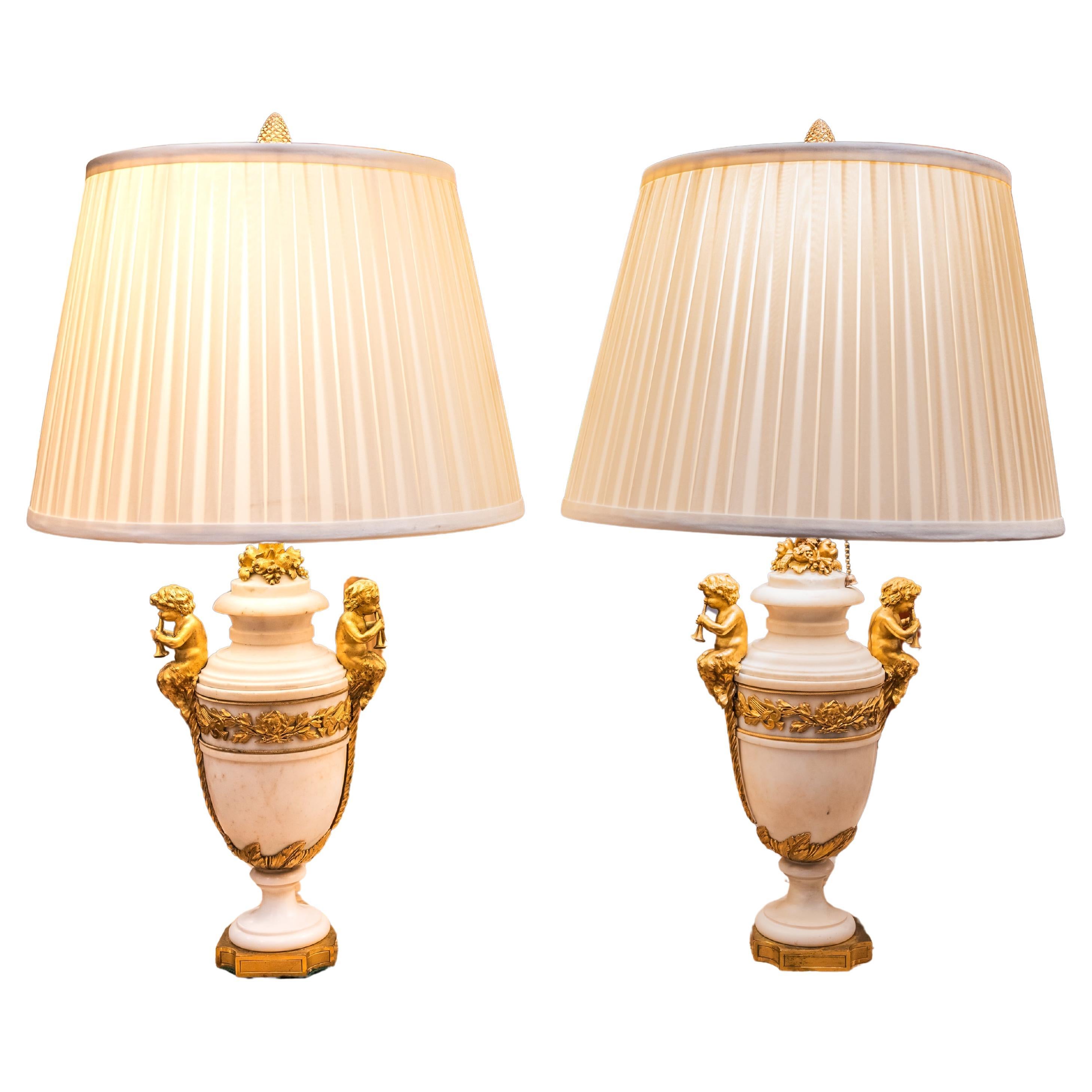 Bella coppia di lampade a cherubini in marmo di Carrera e bronzo dorato del XIX secolo, in Francia in vendita