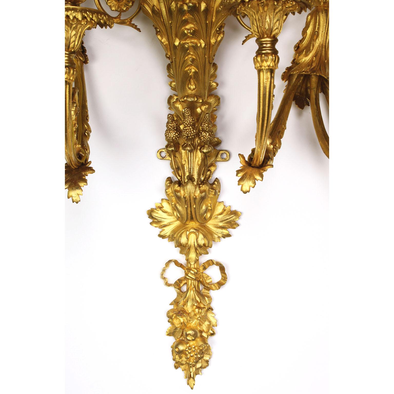 Fine Pair of French 19th Century Gilt-Bronze Figural Wall-Lights with Children in vendita 2