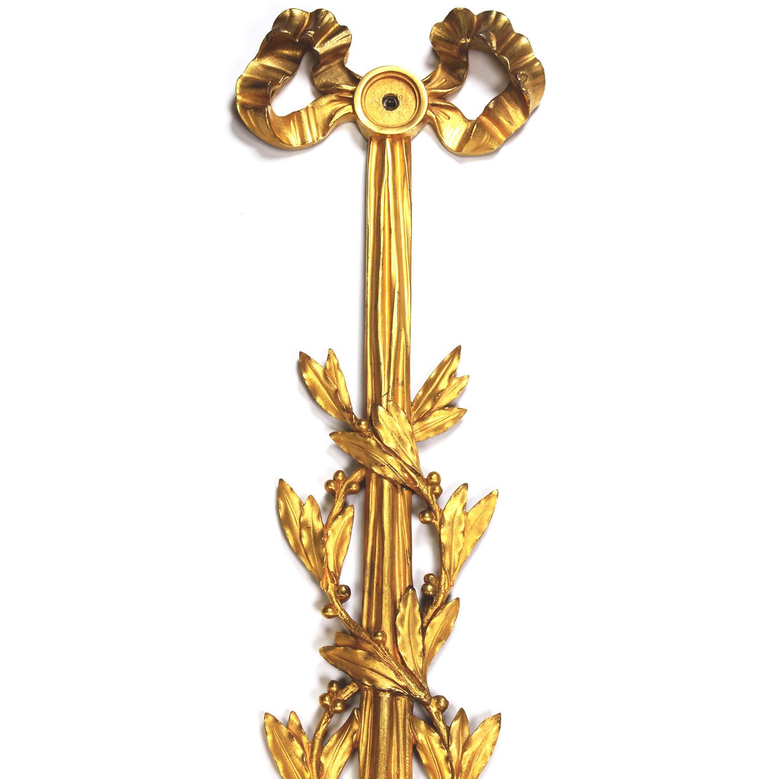 Bronzo Fine Pair of French 19th Century Gilt-Bronze Figural Wall-Lights with Children in vendita