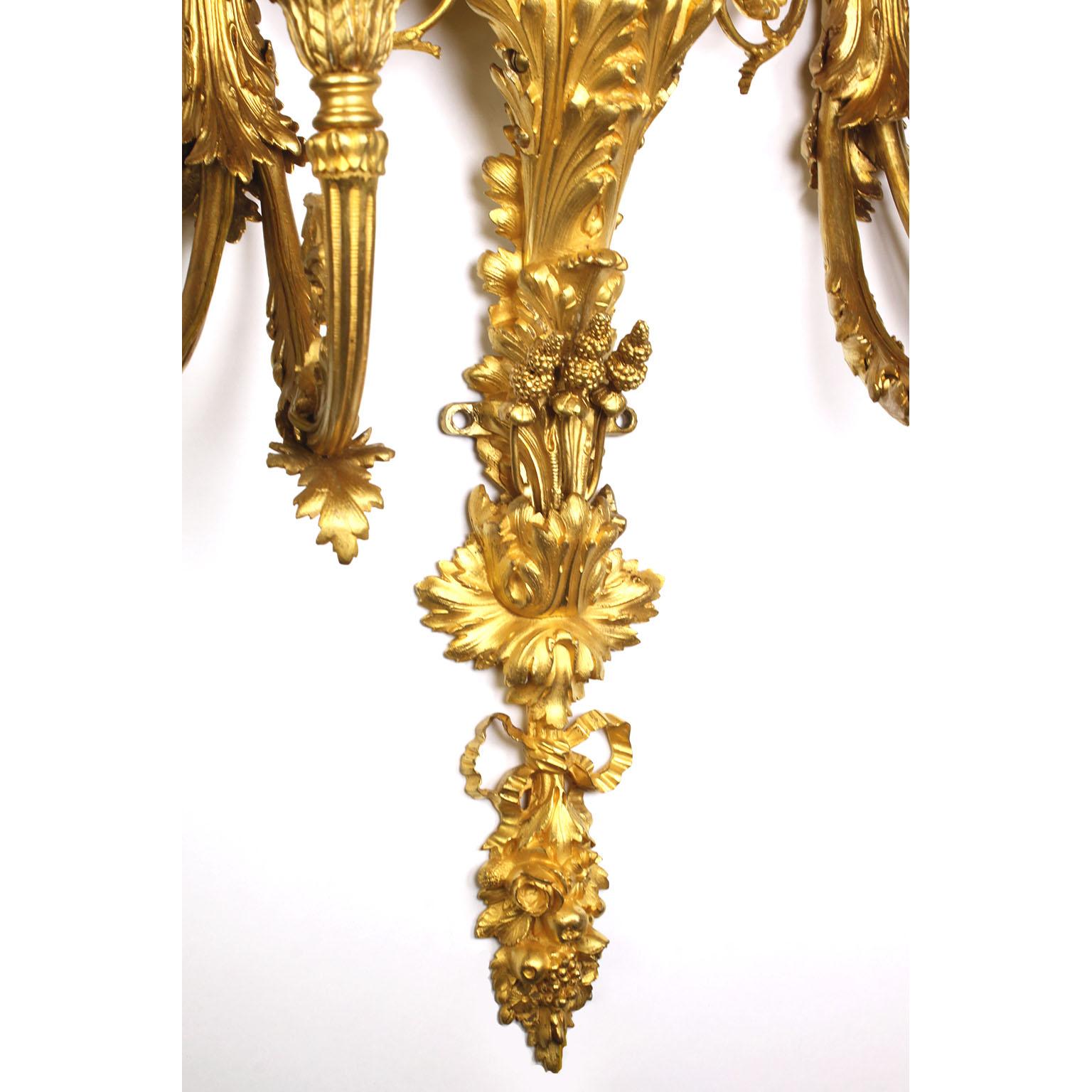 Fine Pair of French 19th Century Gilt-Bronze Figural Wall-Lights with Children in vendita 1