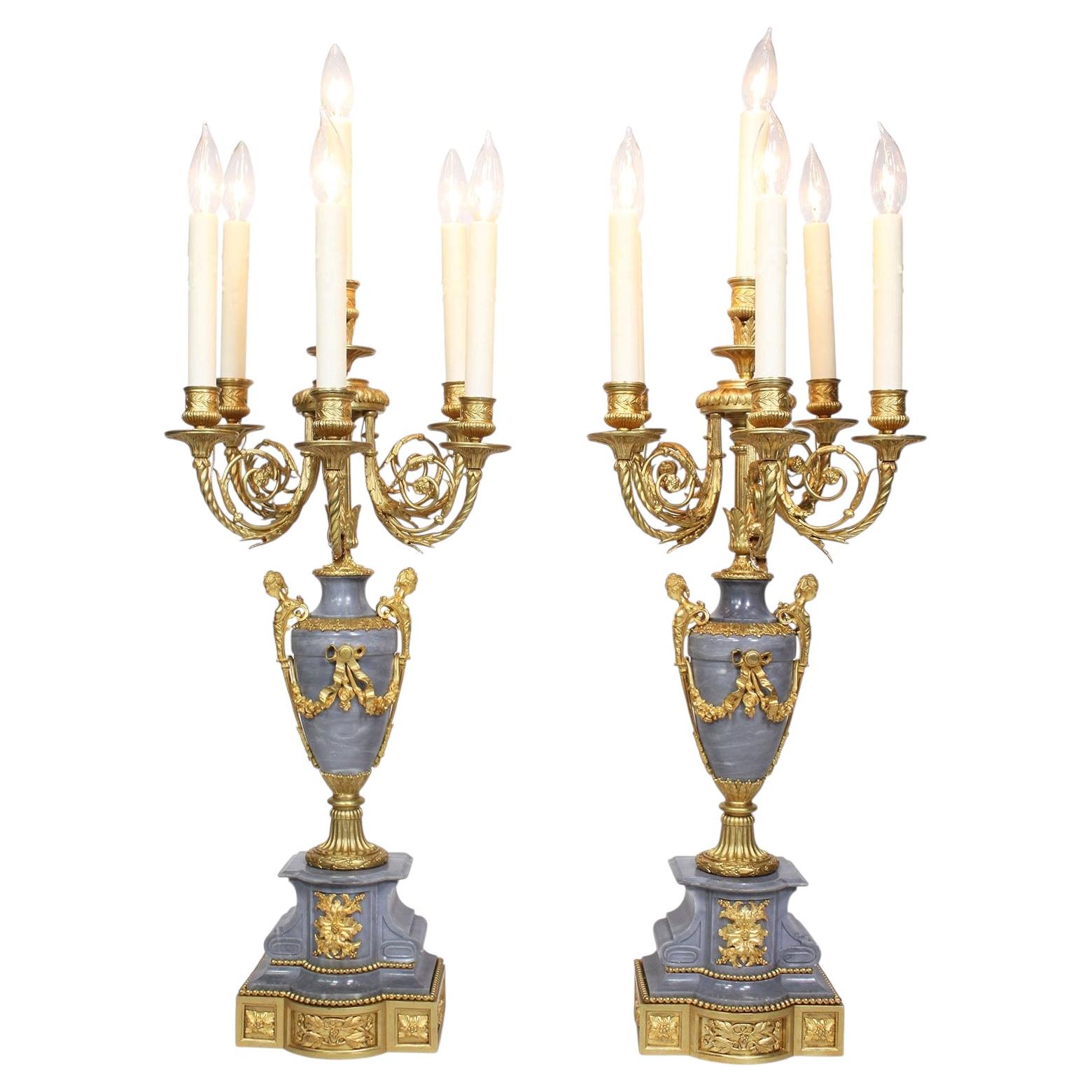 Un bonito par de candelabros franceses del siglo XIX de bronce dorado y mármol azul turquesa