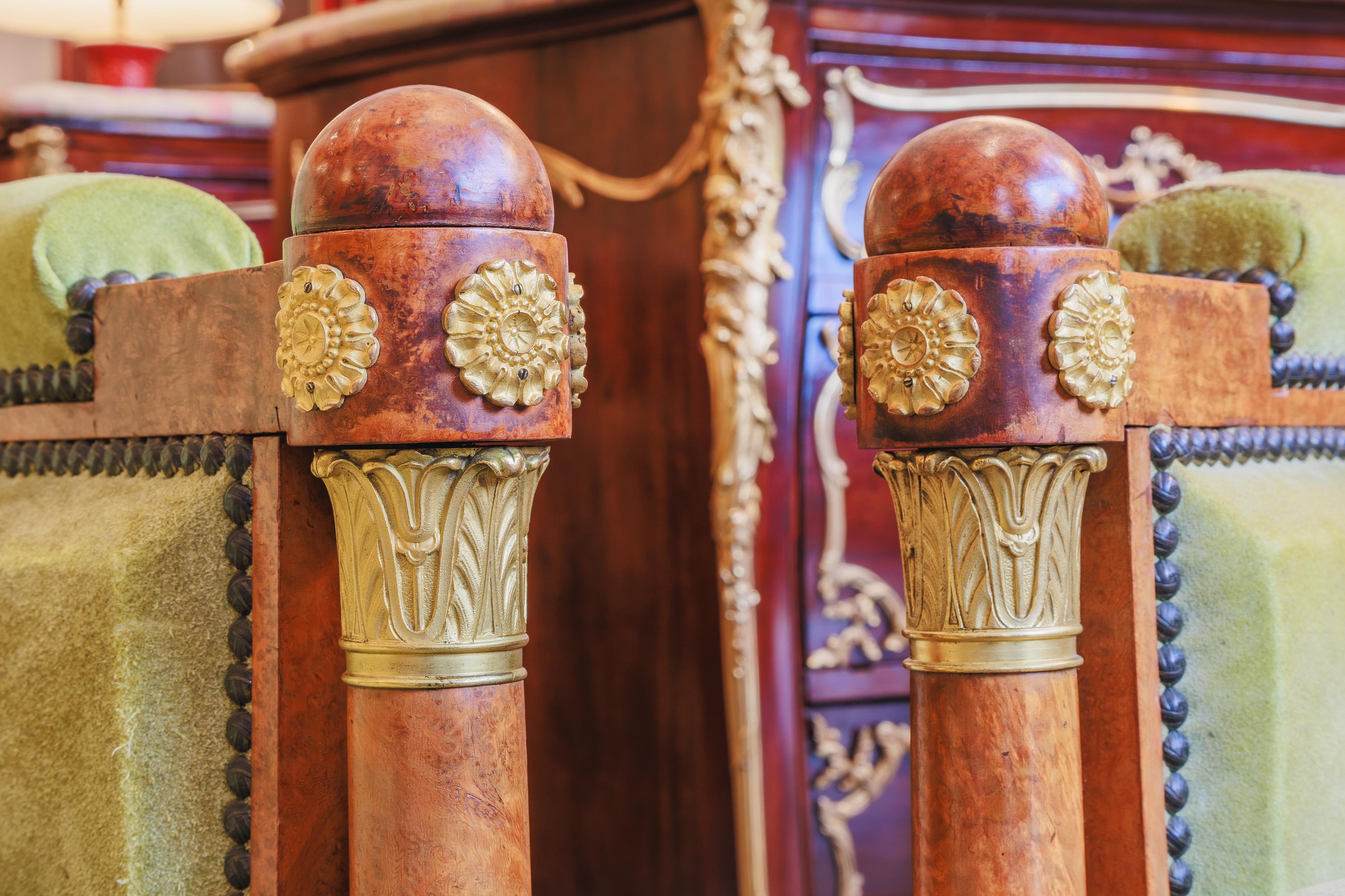 A fine pair of French 19thc Empire walnut and gilt bronze mounted large bergeres Bon état - En vente à Dallas, TX